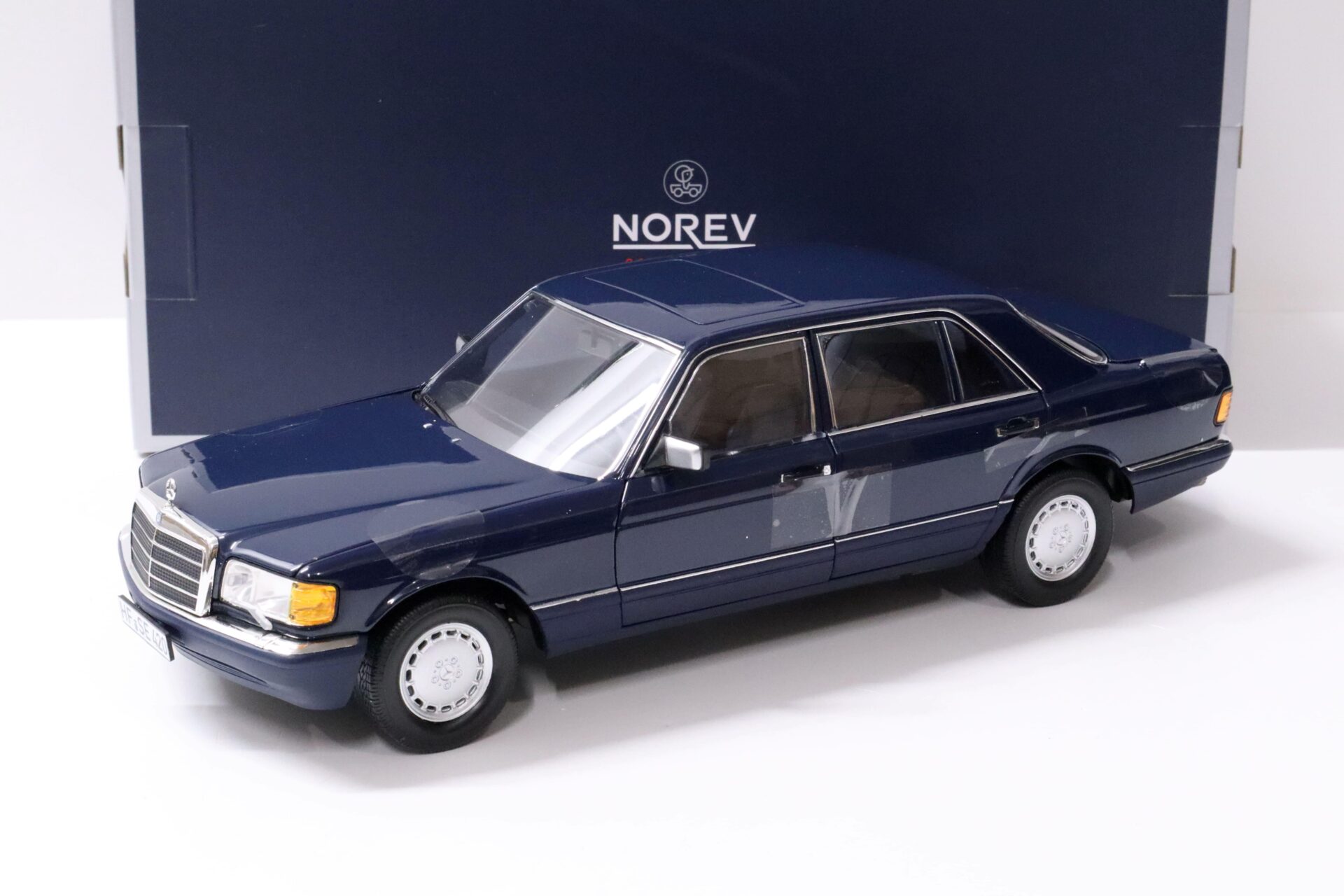 ID 59522 orig 1.jpg 1:18 Norev Mercedes 560 SEL W126 Limousine 1991 dark blue