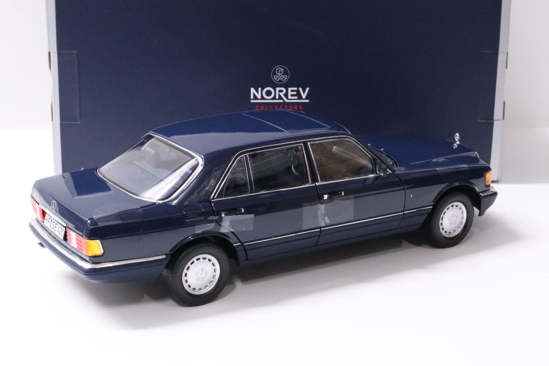 1:18 Norev Mercedes 560 SEL W126 Limousine 1991 dark blue