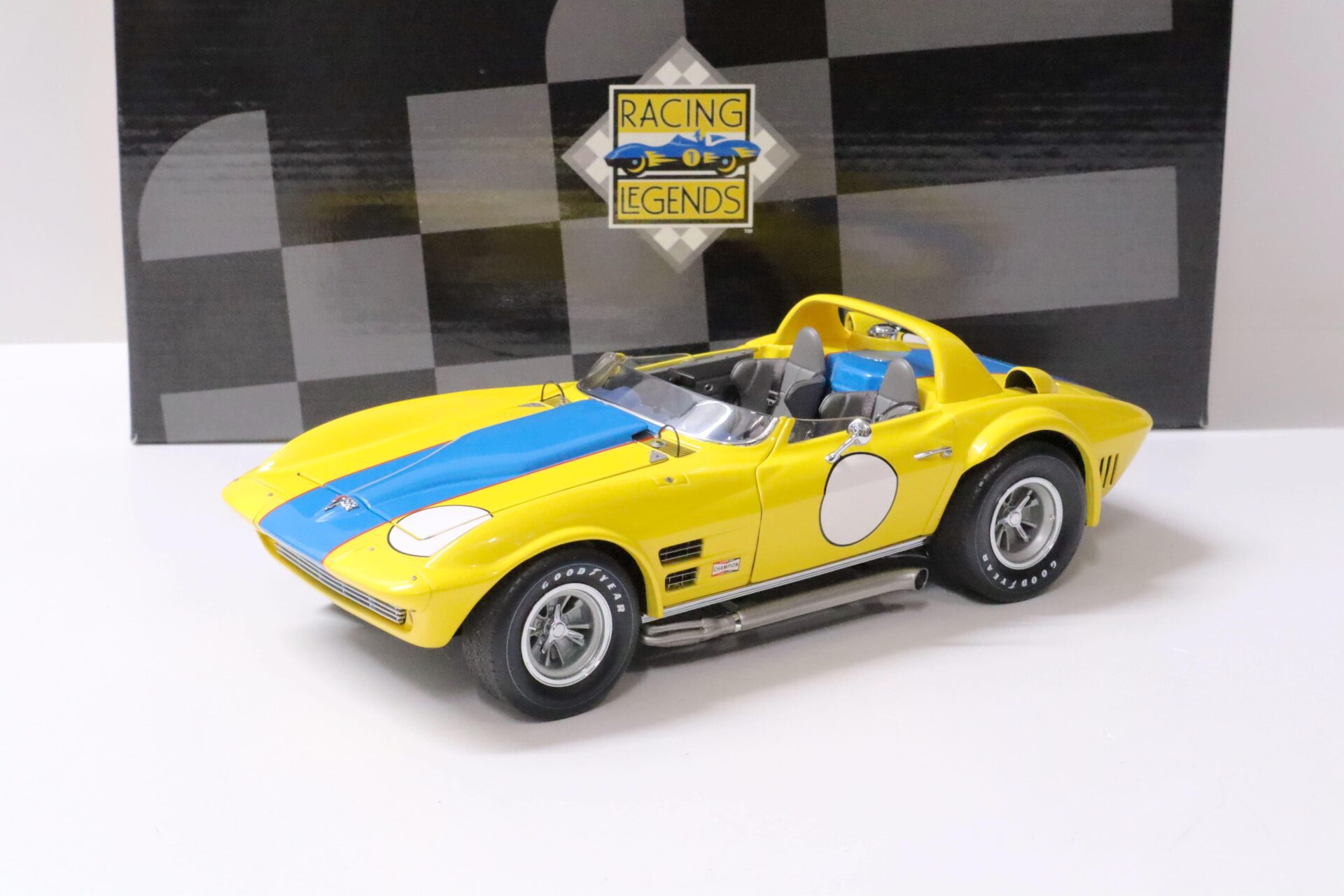 1:18 Exoto Chevrolet Grand Sport Roadster Chicago Hobby Show 1964 yellow