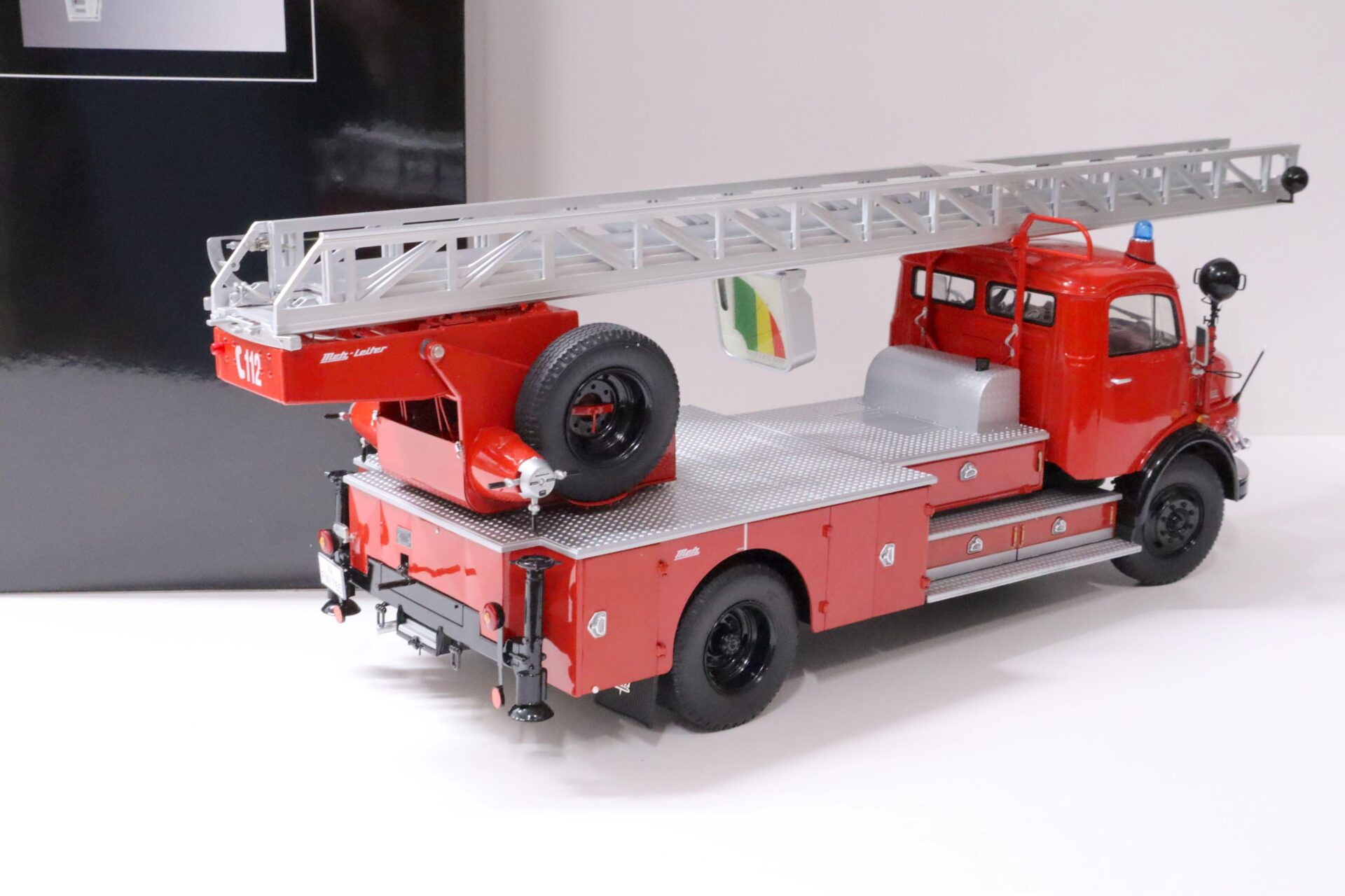 1:18 Schuco Mercedes L322 mit Drehleiter METZ DL22 Feuerwehr red