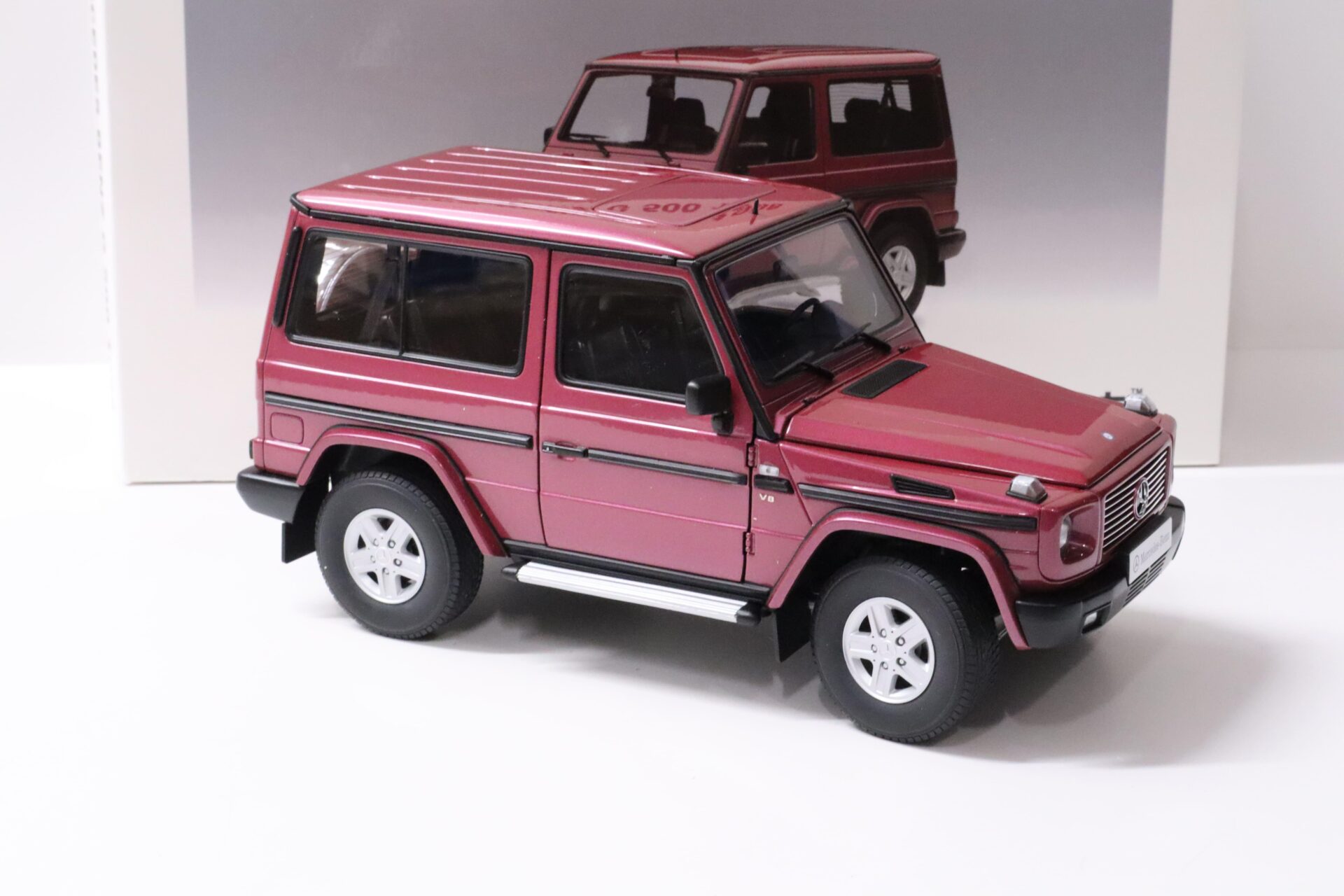 1:18 AUTOart Mercedes G-Klasse G500 SWB 1998 red