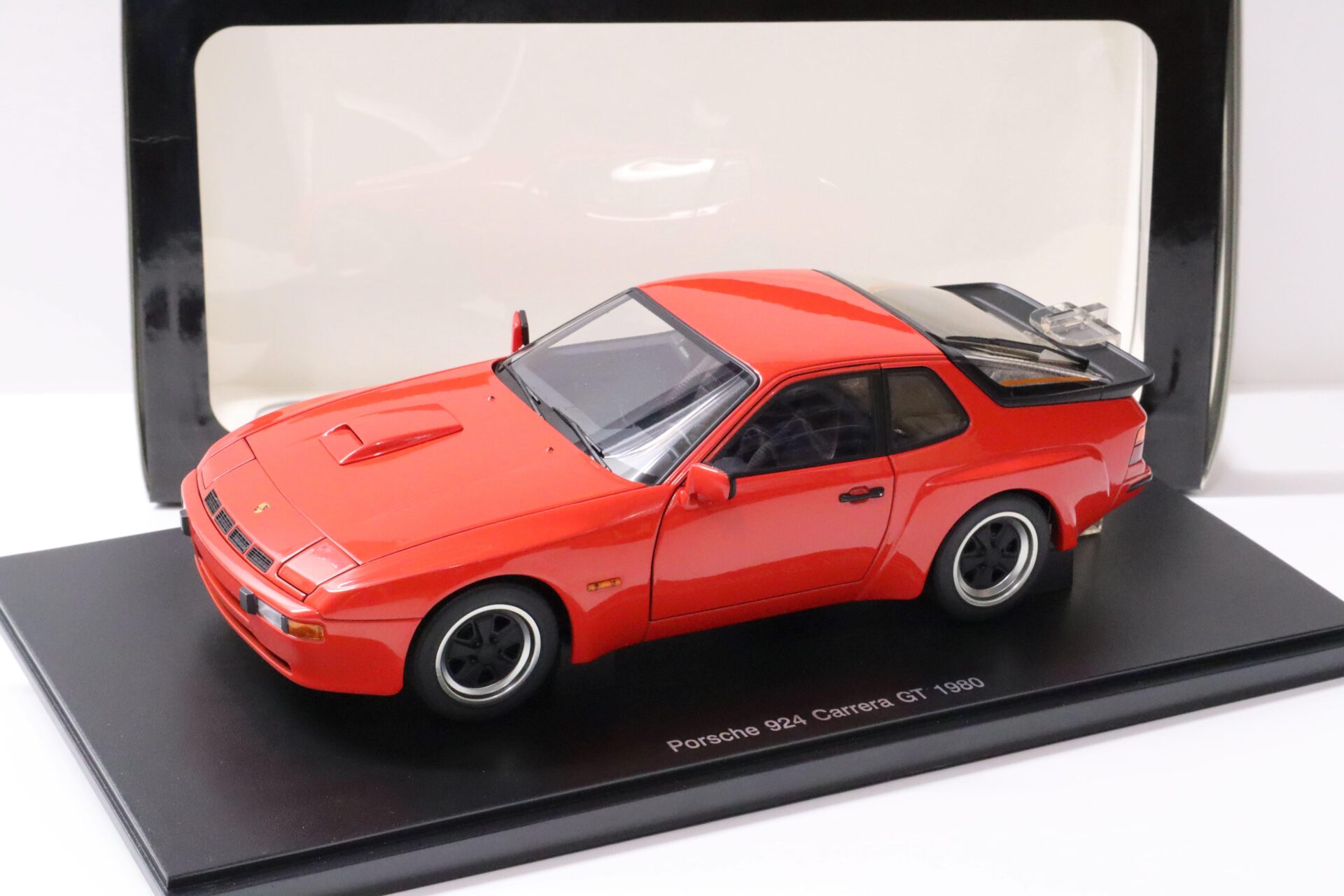 ID 59981 orig 1.jpg 1:18 AUTOart Porsche 924 Carrera GT 1980 Guards red