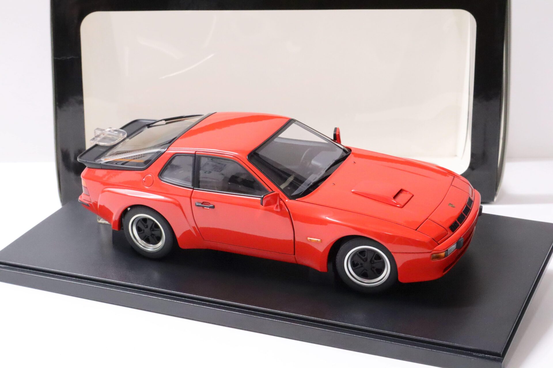 1:18 AUTOart Porsche 924 Carrera GT 1980 Guards red