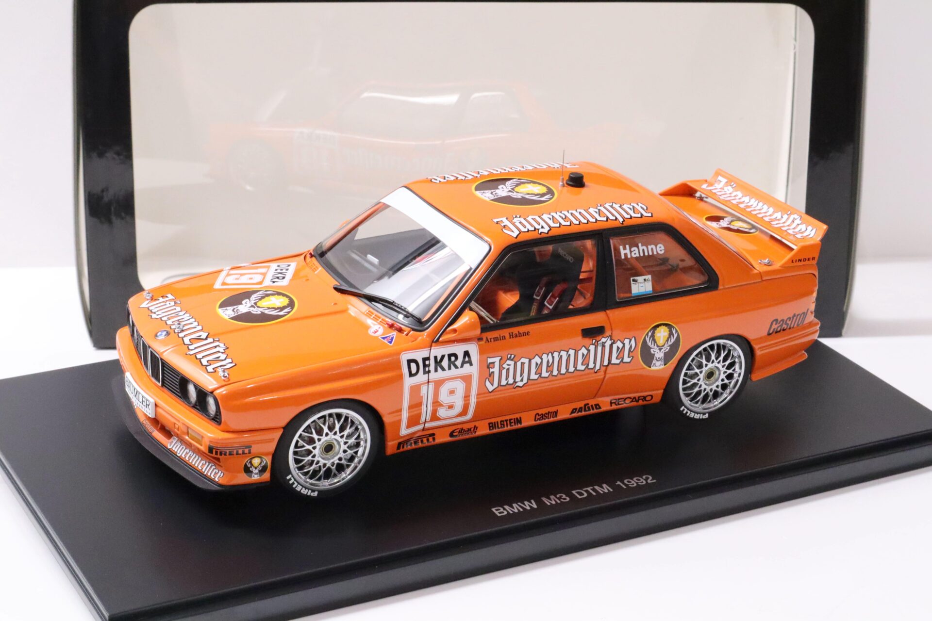 1:18 AUTOart BMW M3 (E30) DTM 1992 JÄGERMEISTER #19 Hahne orange