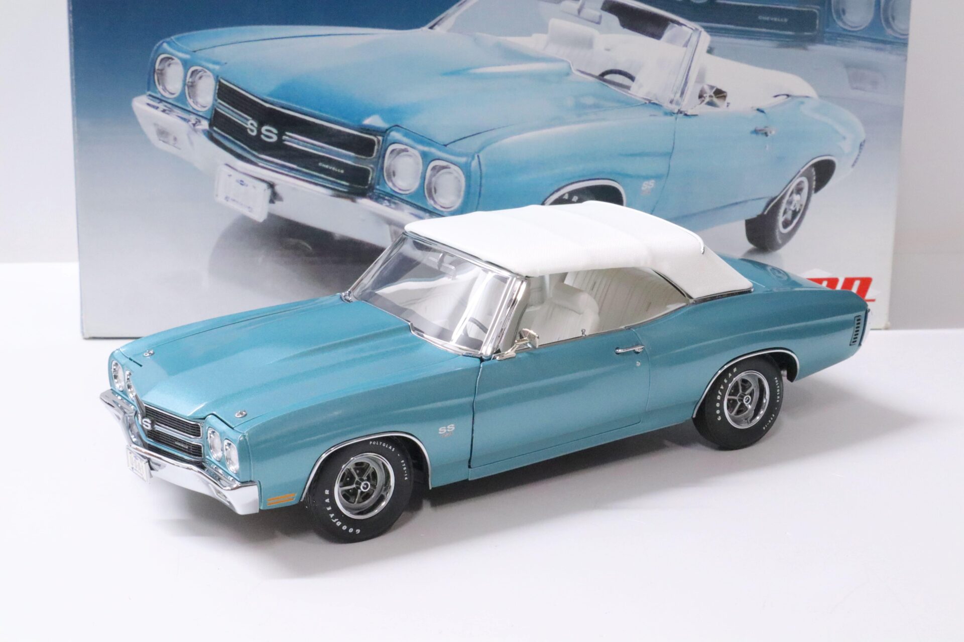 ID 60070 orig 1.jpg 1:18 GMP 1970 Chevrolet Chevelle SS Convertible light blue metallic + white Top