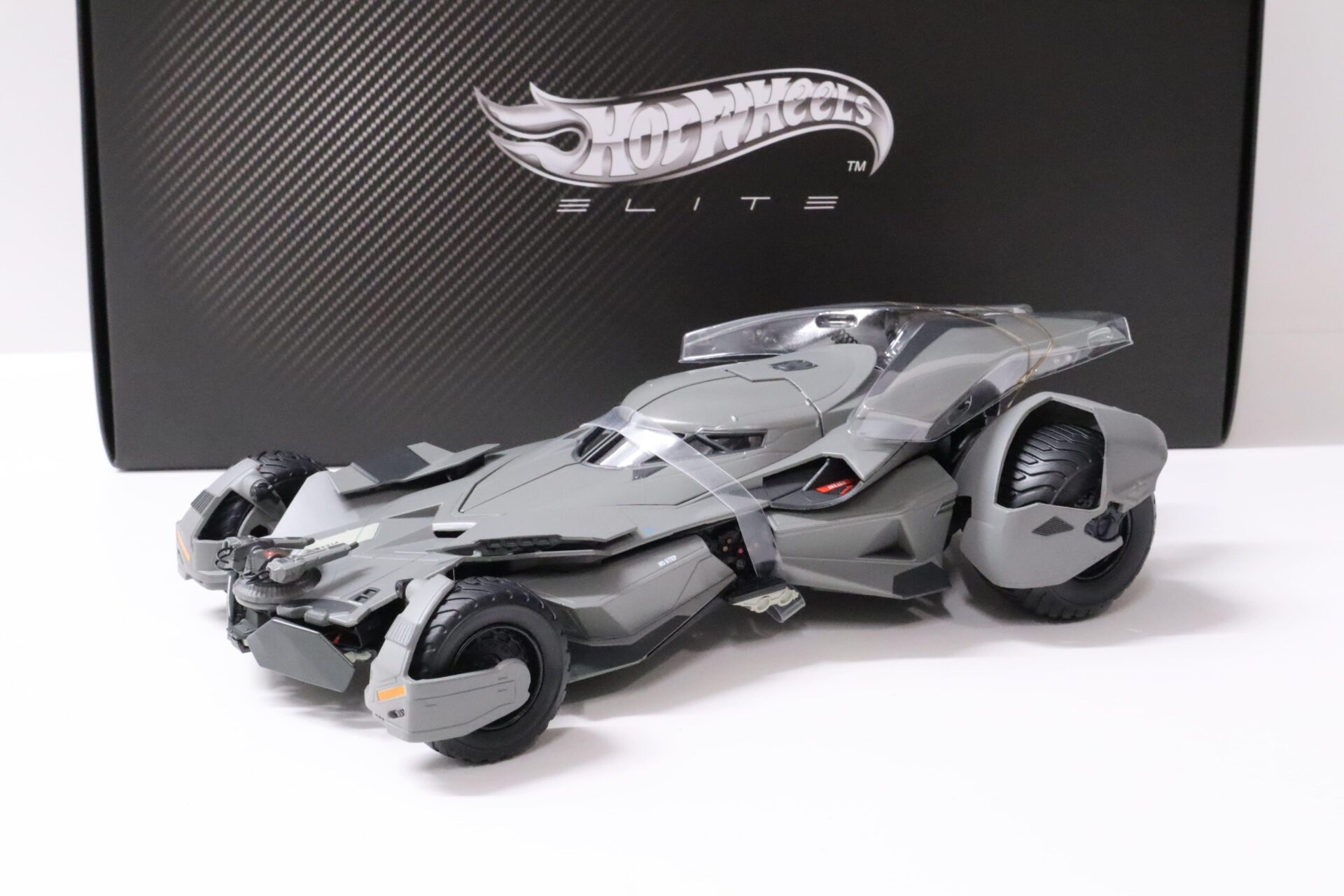 1:18 Hot Wheels Elite Batman vs Superman Batmobile Dawn of Justice grey