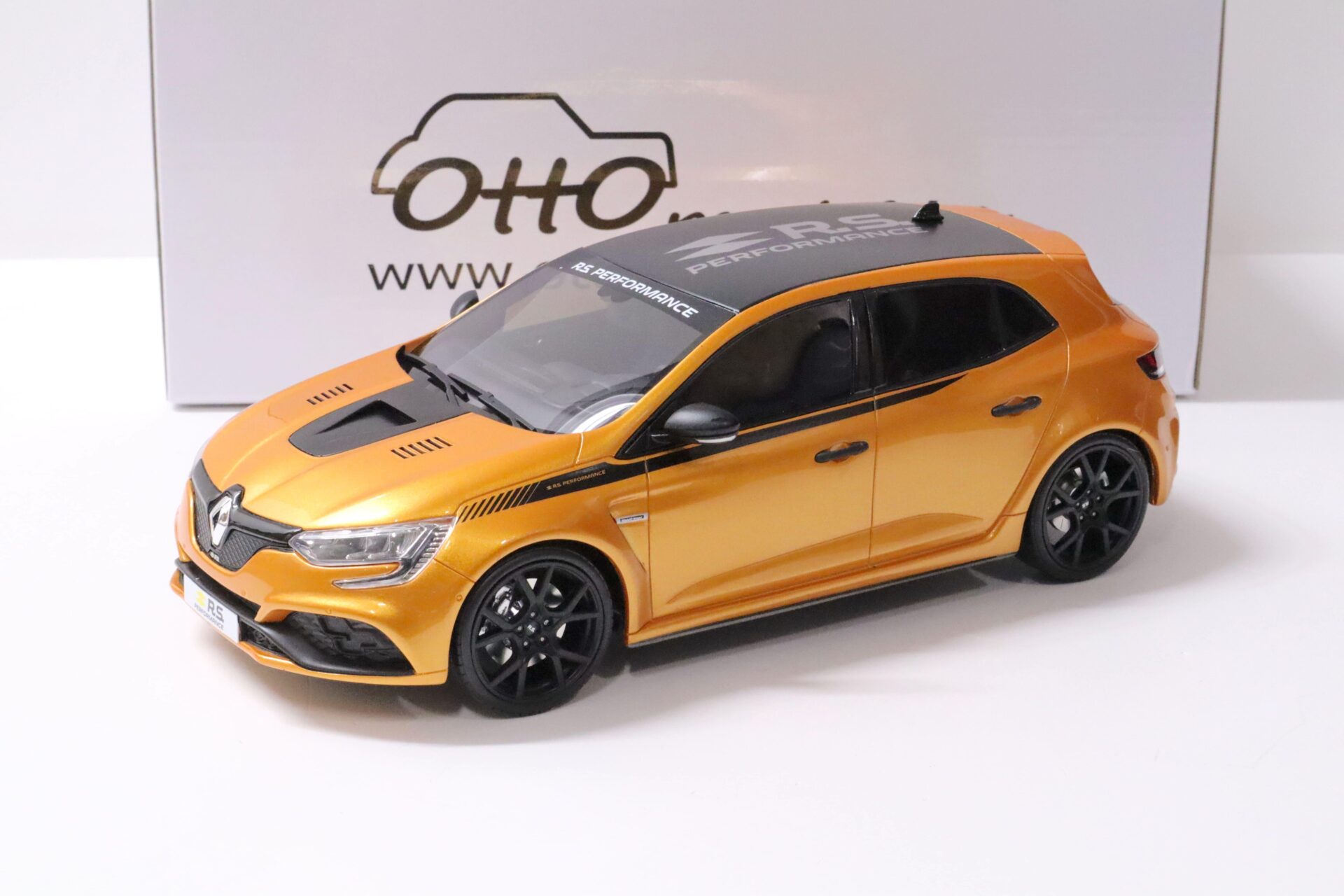 ID 60168 orig.jpg 1:18 OTTO mobile OT899 Renault Megane 4 RS Performance Kit orange Tonic 2020
