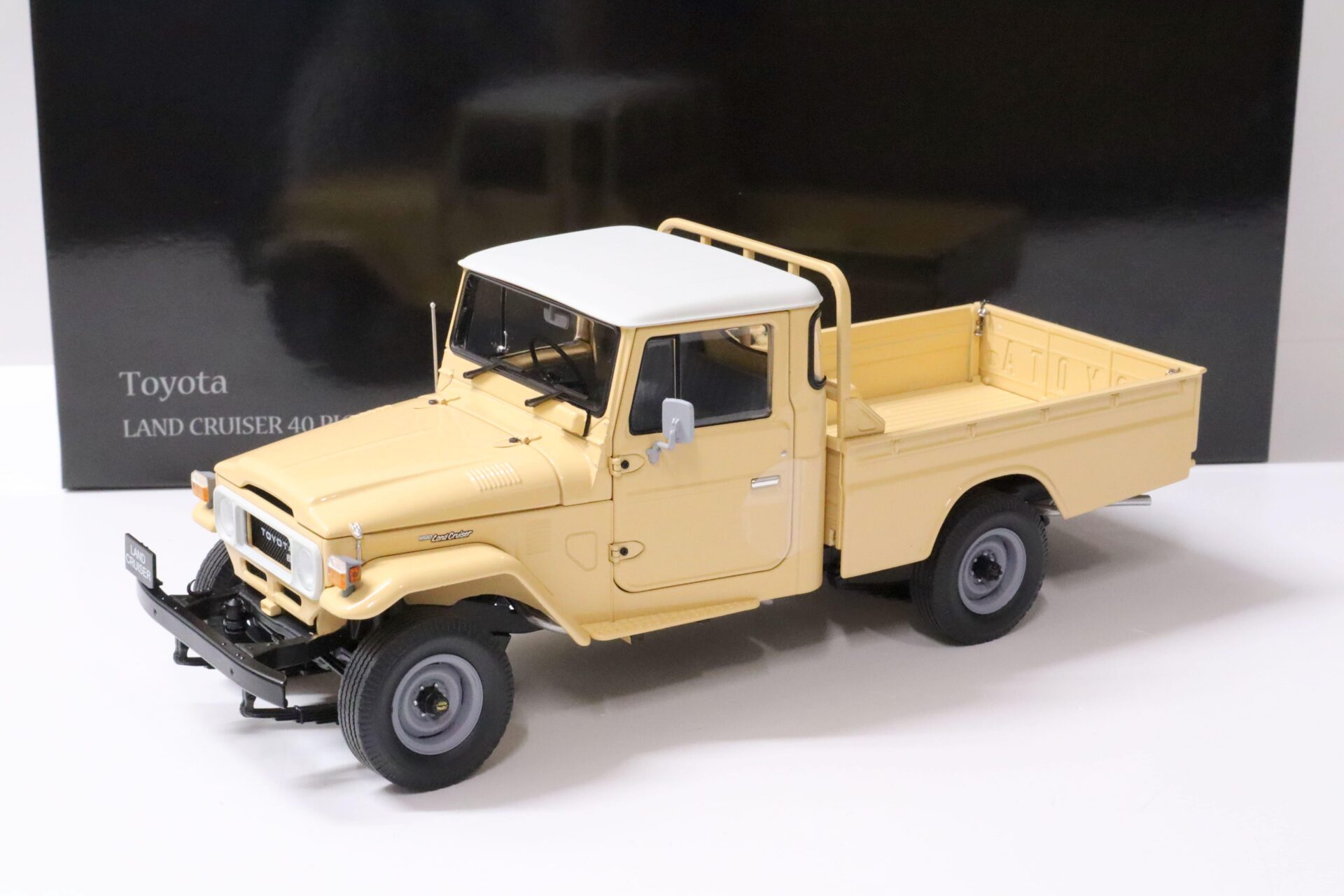 ID 60244 orig.jpg 1:18 Kyosho Toyota Land Cruiser 40 Pick-Up beige 1980