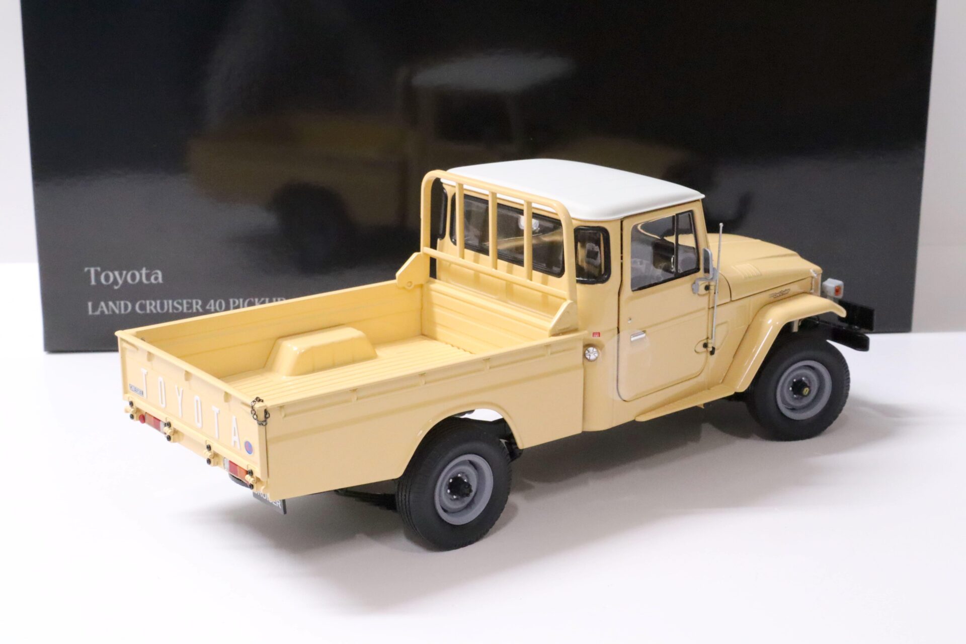 1:18 Kyosho Toyota Land Cruiser 40 Pick-Up beige 1980