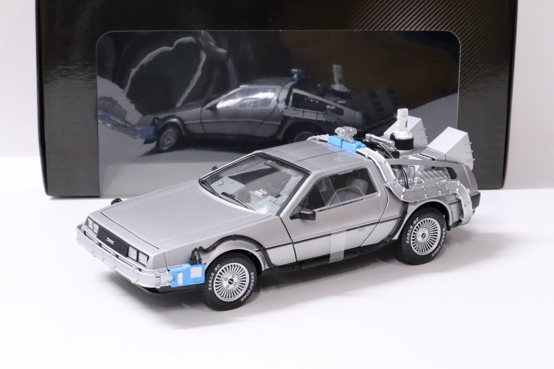 1:18 Hot Wheels DMC DeLorean Back to the Future time Machine with Mr. Fusion