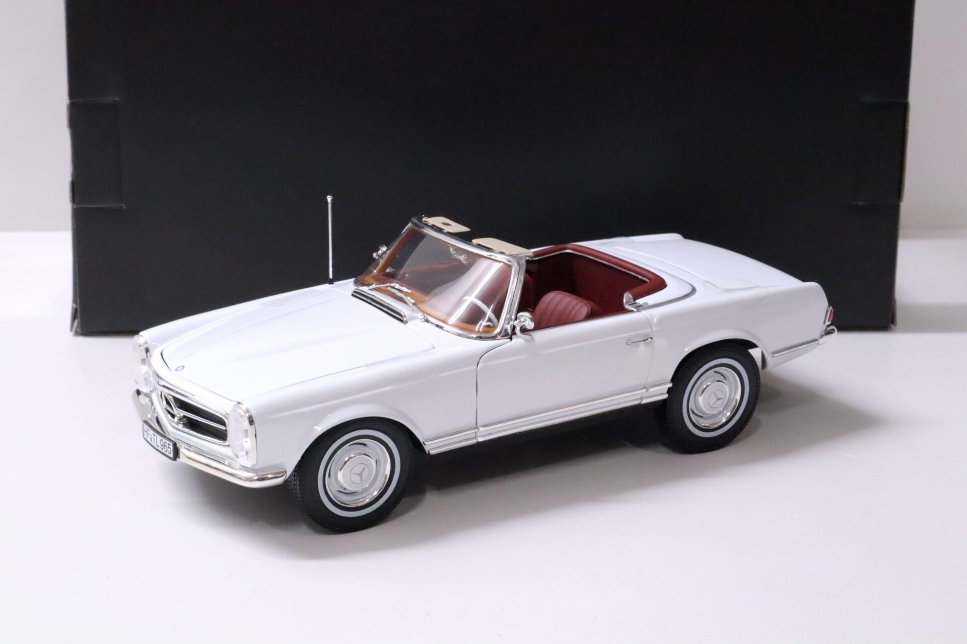 1:18 Norev Mercedes 230SL Pagode Convertible white with Soft Top