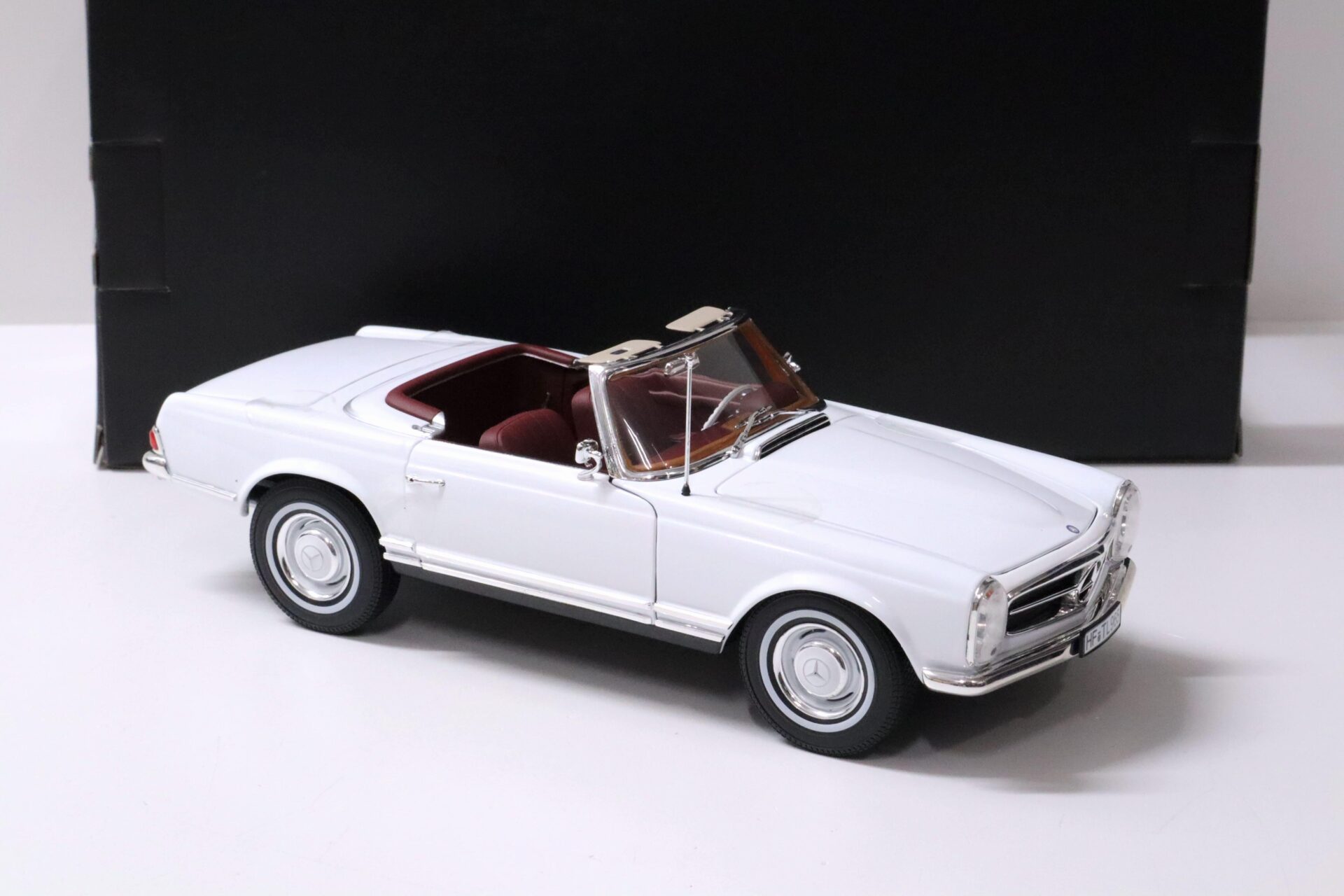 1:18 Norev Mercedes 230SL Pagode Convertible white with Soft Top