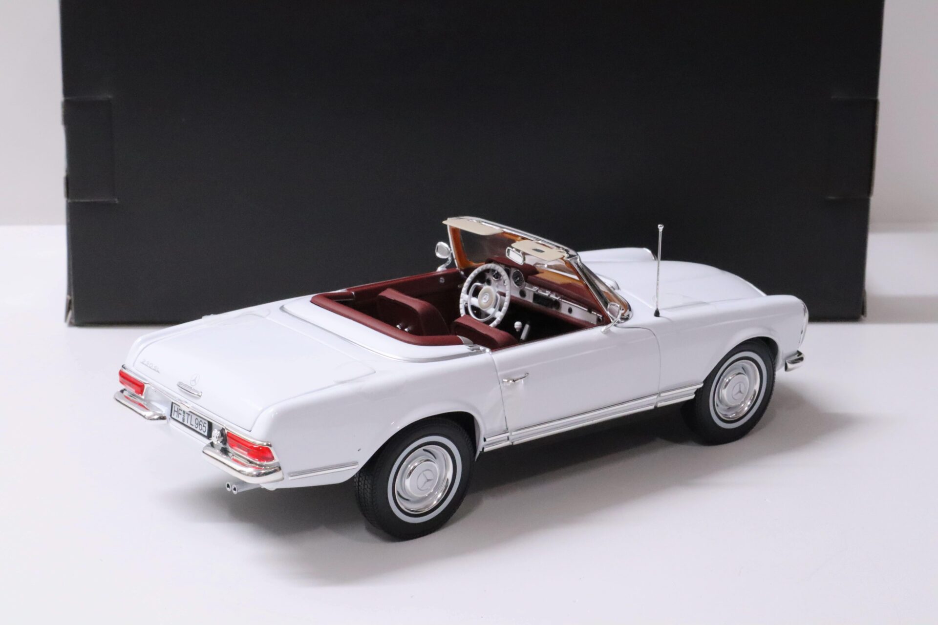 1:18 Norev Mercedes 230SL Pagode Convertible white with Soft Top
