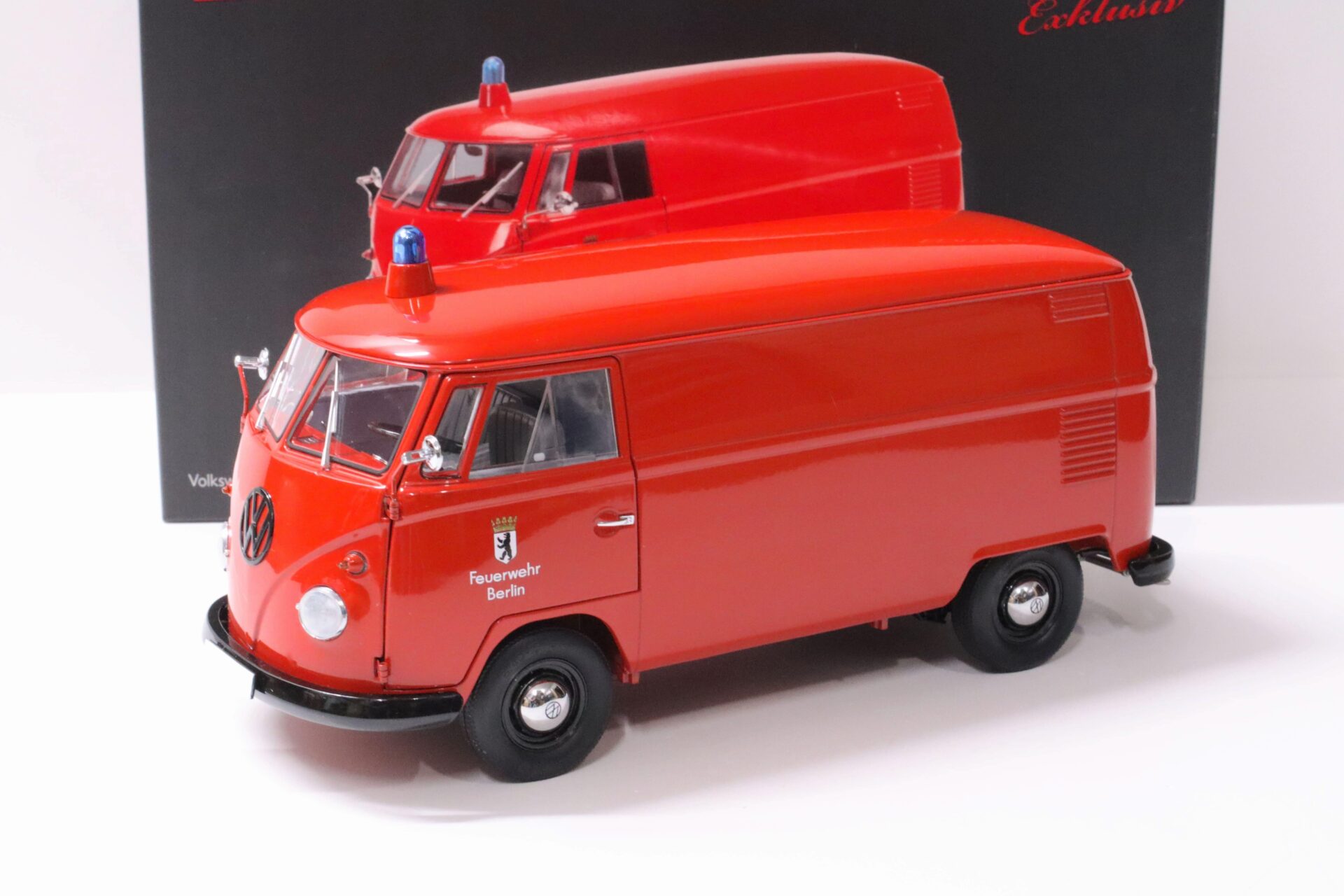 ID 60377 orig 1.jpg 1:18 Schuco VW T1 Transporter Kasten Feuerwehr Berlin red