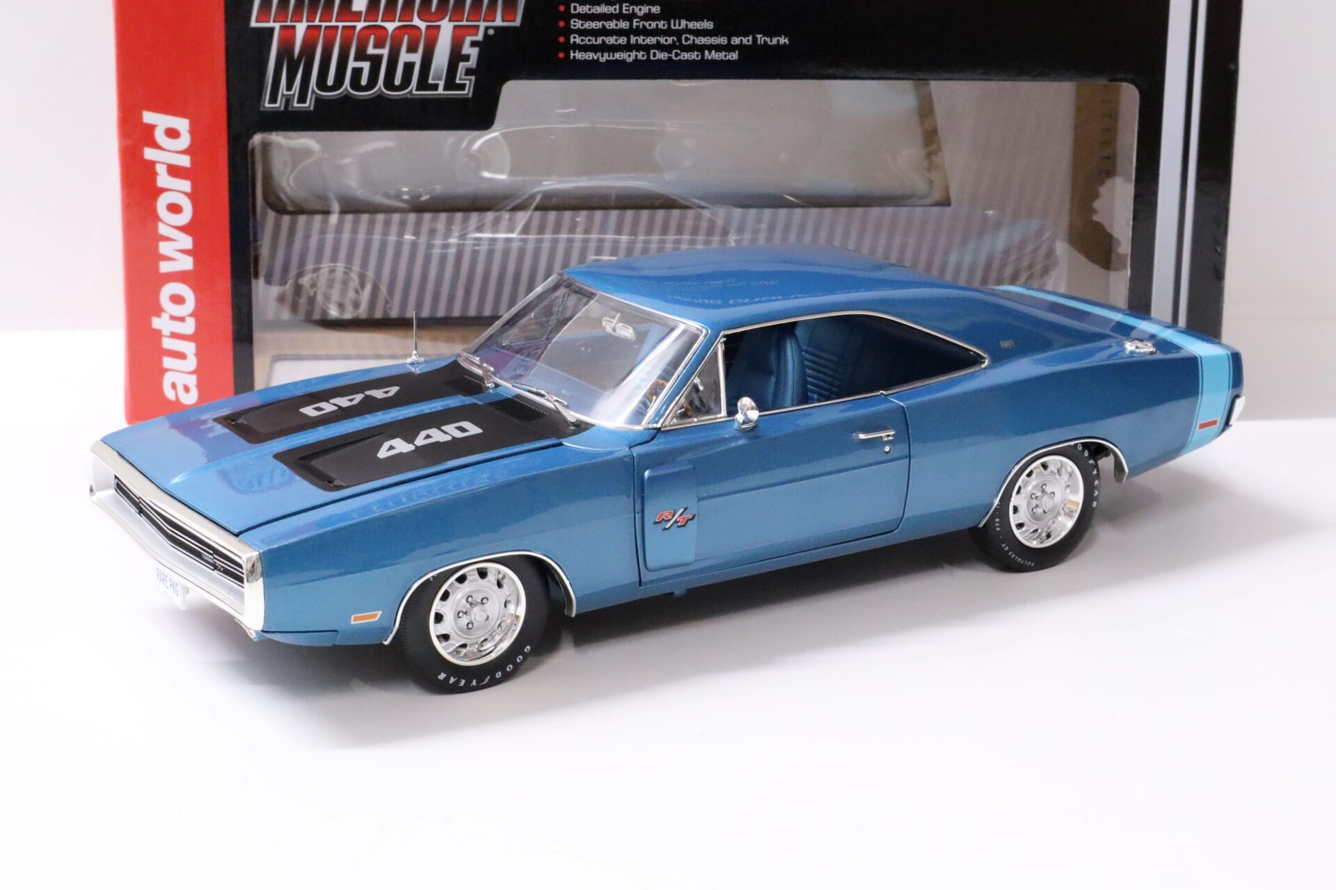 ID 60500 orig 1.jpg 1:18 Auto World 1970 Dodge Charger 440 R/T SE Coupe blue metallic