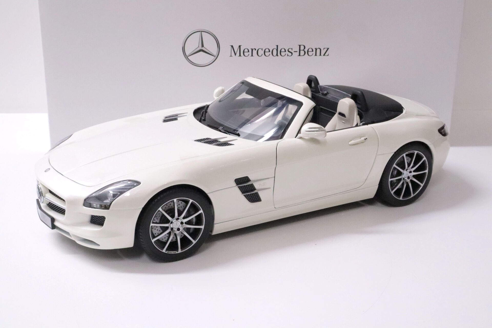 1:12 Premium ClassiXXs Mercedes SLS AMG Roadster mystic white DEALER VERSION