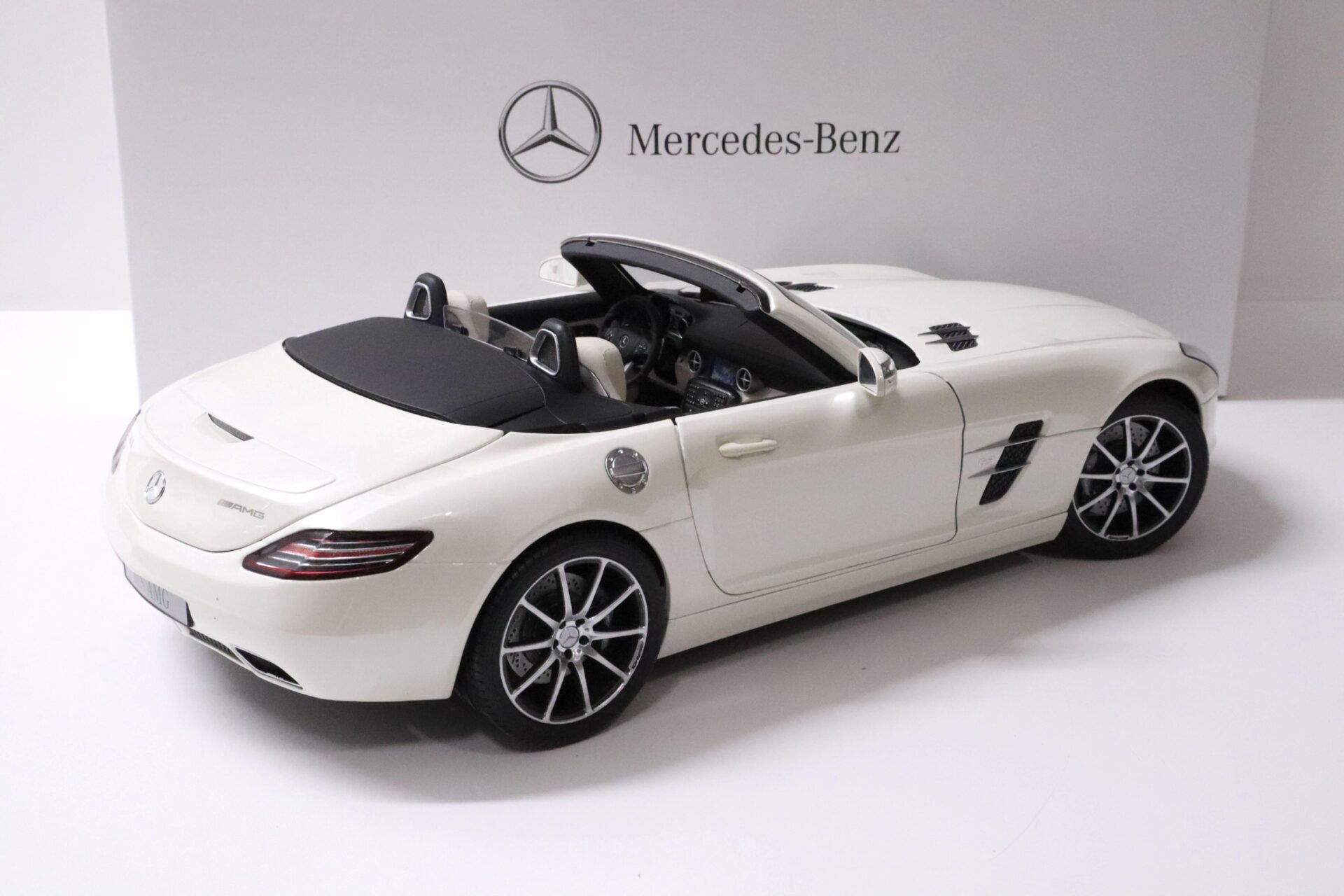 1:12 Premium ClassiXXs Mercedes SLS AMG Roadster mystic white DEALER VERSION