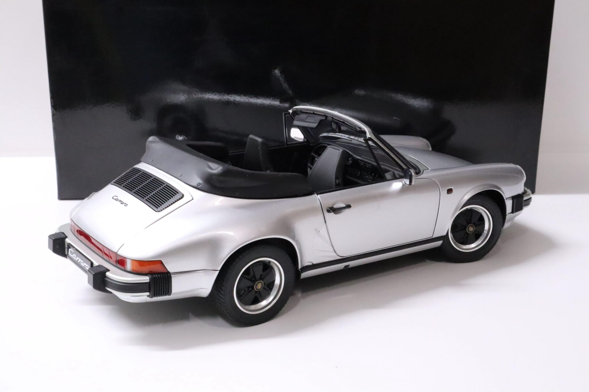 1:12 Premium ClassiXXs Porsche 911 Carrera 3.2 Cabriolet silver metallic