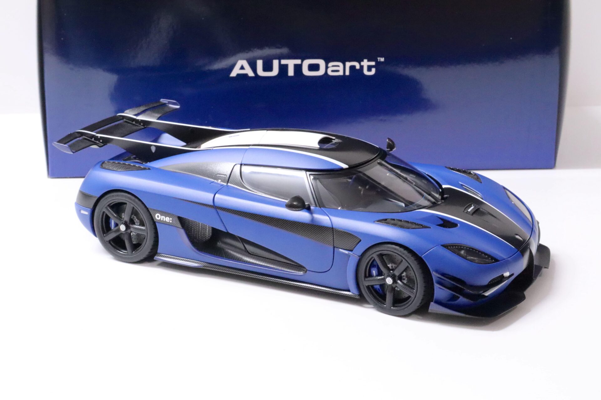 1:18 AUTOart Koenigsegg ONE:1 Matt Imperial blue/ Carbon black 2014