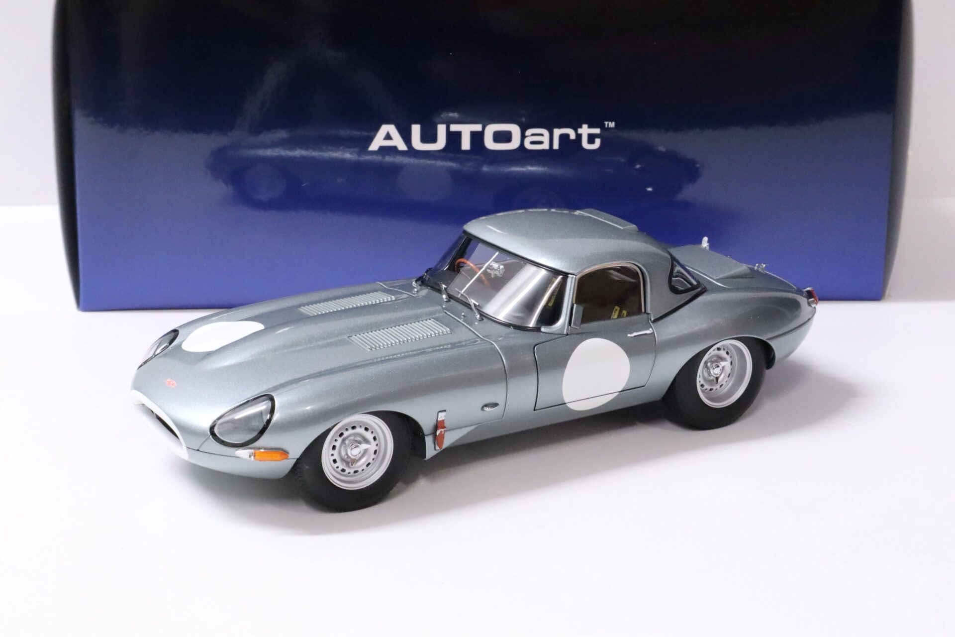 1:18 AUTOart Jaguar E-Type Lightweight silver metallic with Hardtop 1963