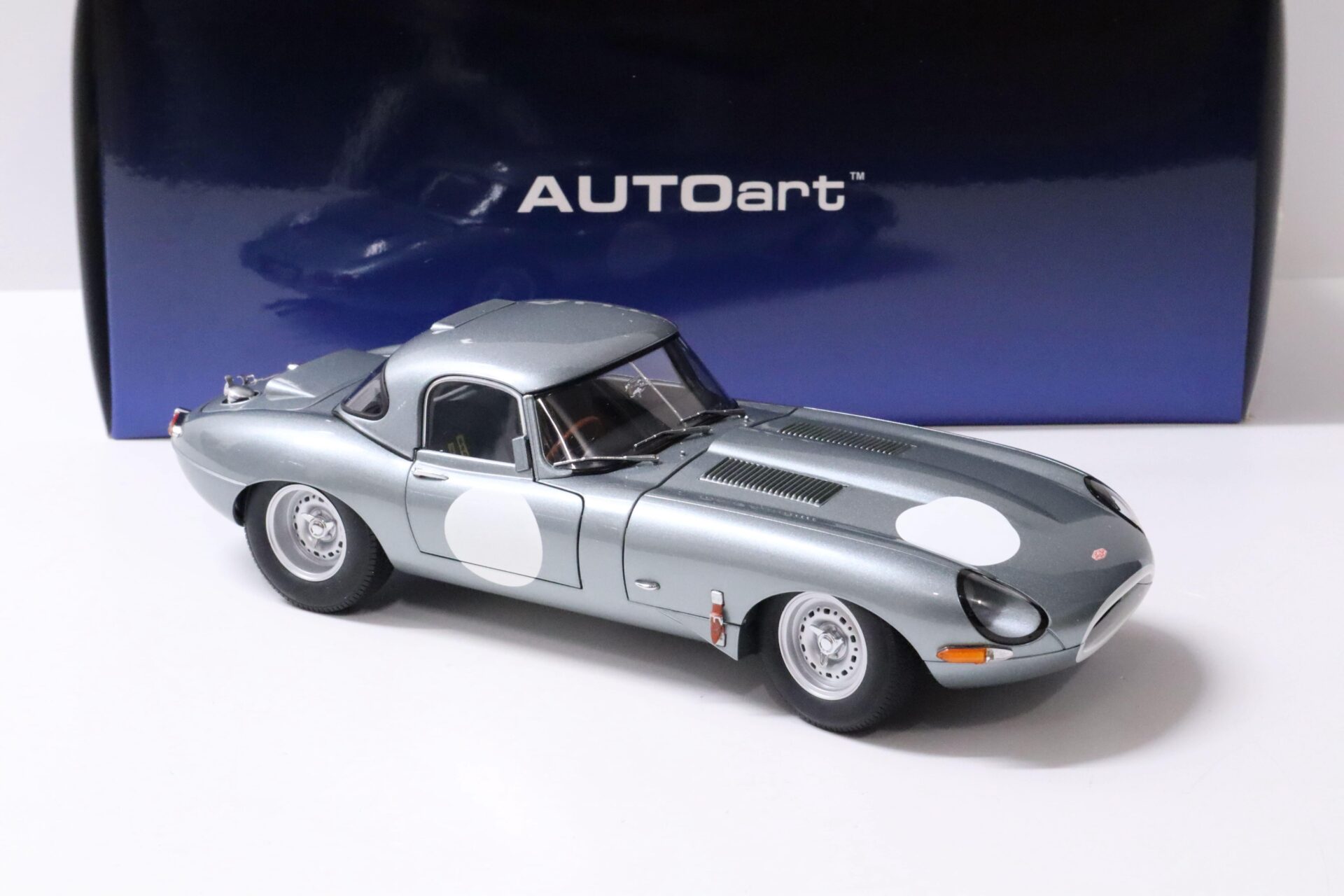1:18 AUTOart Jaguar E-Type Lightweight silver metallic with Hardtop 1963