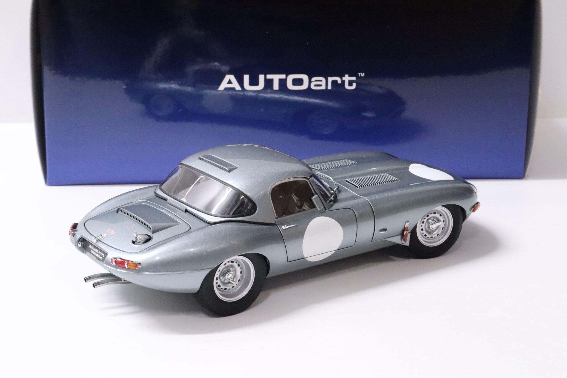 1:18 AUTOart Jaguar E-Type Lightweight silver metallic with Hardtop 1963