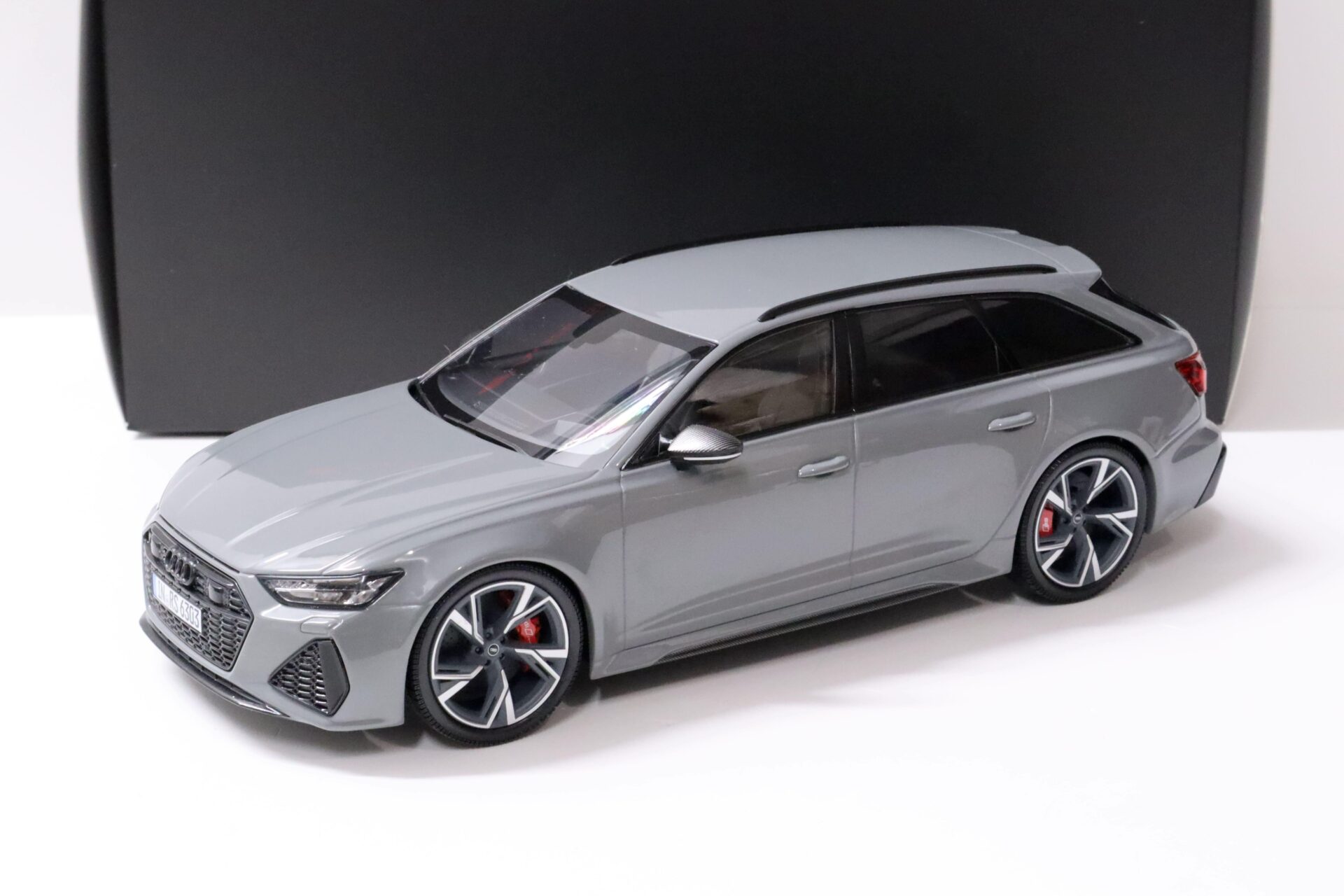 1:18 Minichamps Audi RS6 Avant C8 Nardo grey DEALER VERSION