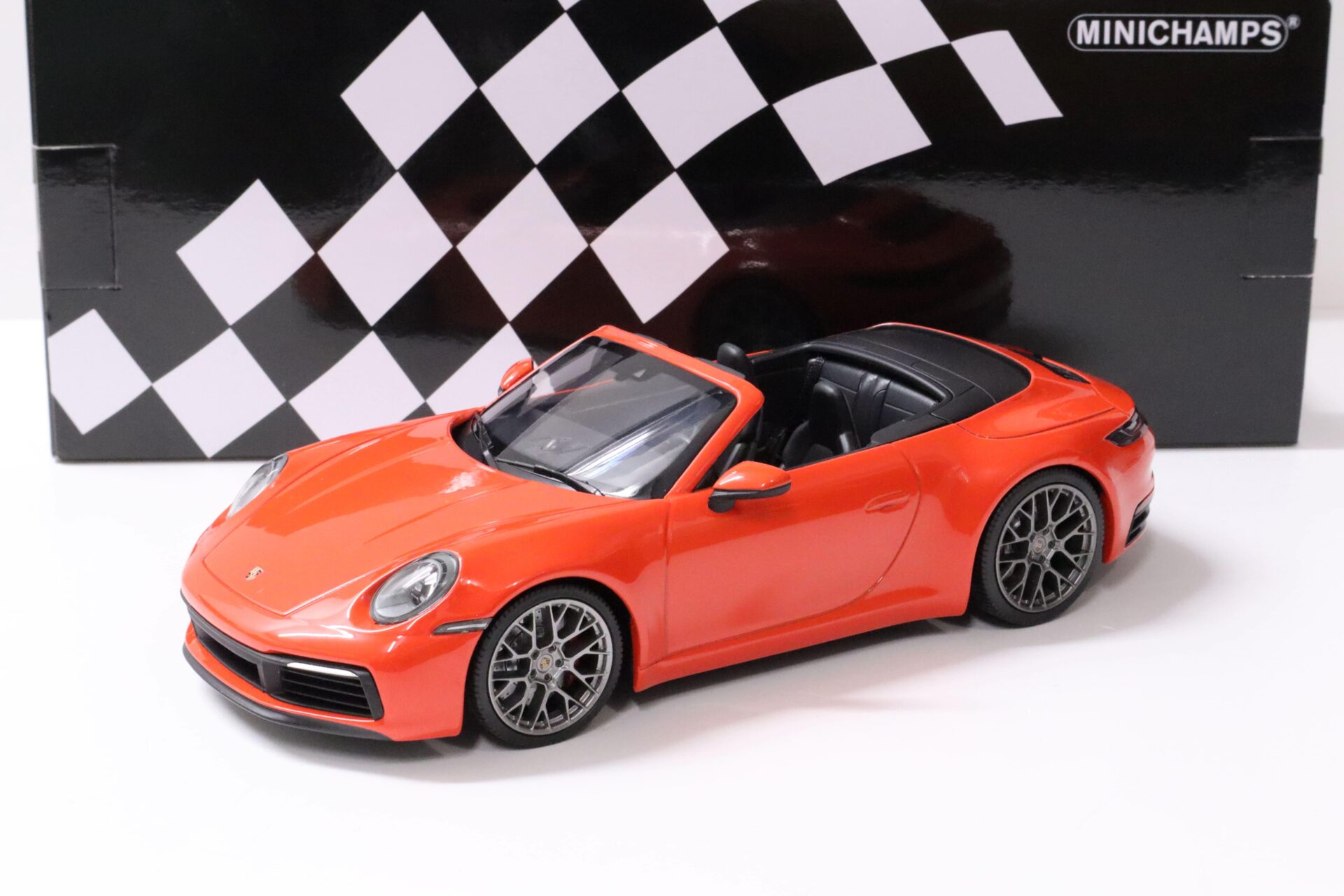 ID 60612 orig.jpg 1:18 Minichamps Porsche 911 (992) Carrera 4S Cabriolet orange 2019