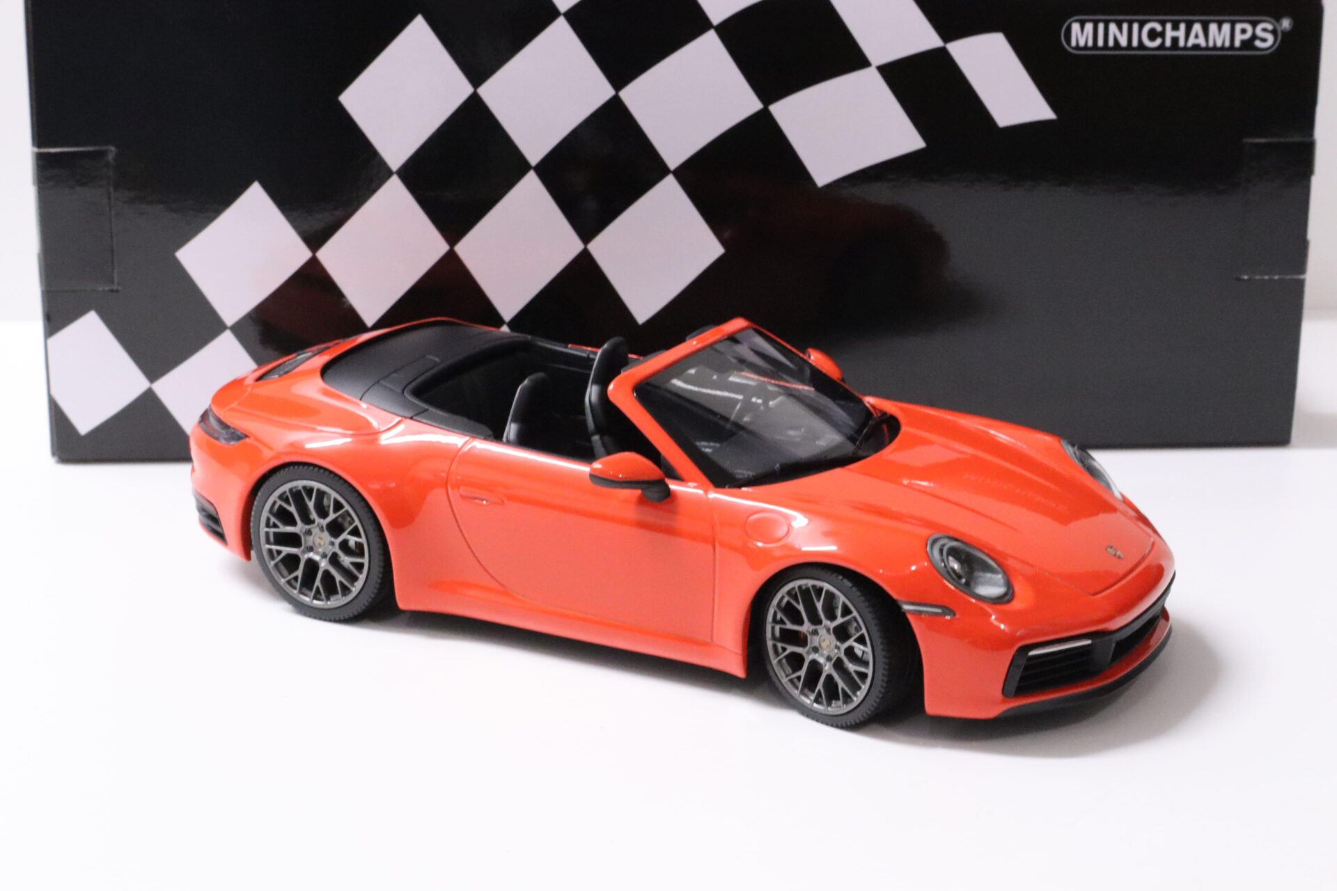 1:18 Minichamps Porsche 911 (992) Carrera 4S Cabriolet orange 2019
