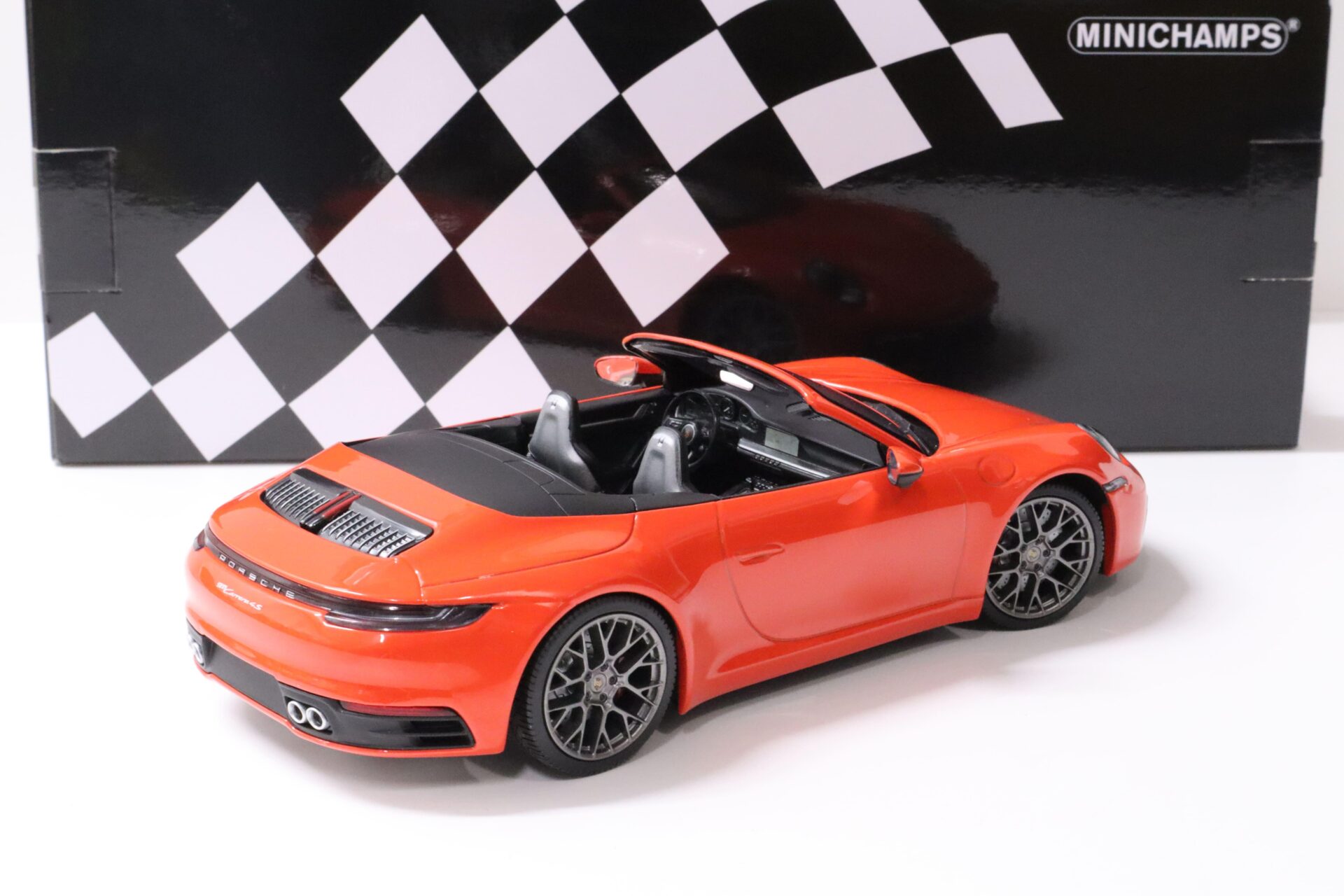 1:18 Minichamps Porsche 911 (992) Carrera 4S Cabriolet orange 2019