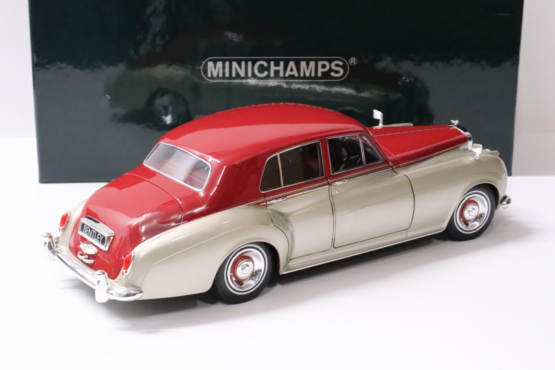 1:18 Minichamps Bentley S2 Limousine beige/ dark red 1954