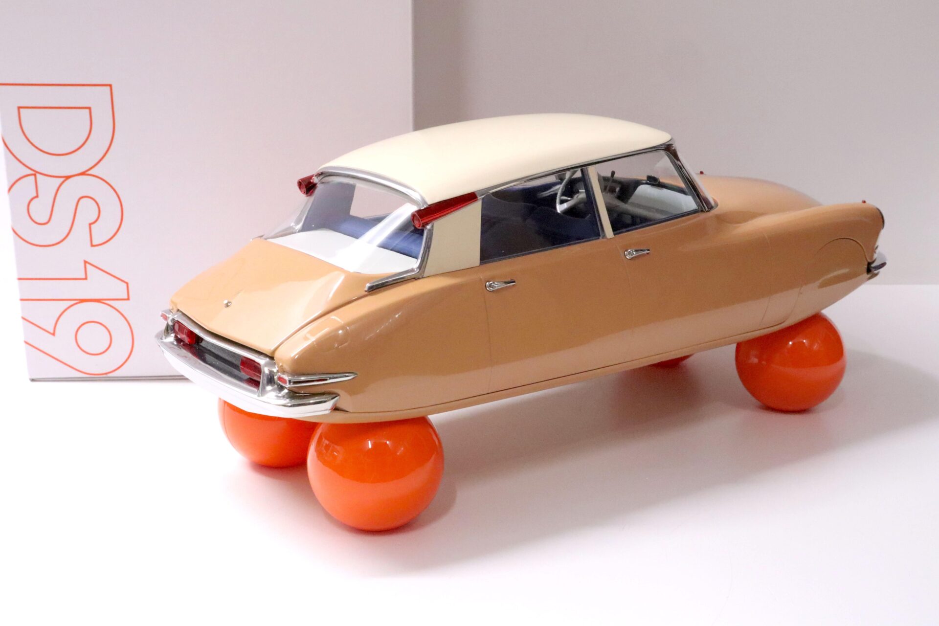 1:12 Norev Citroen DS 19 Sur Ballons 1959 brown/ beige Ecaille Blonde