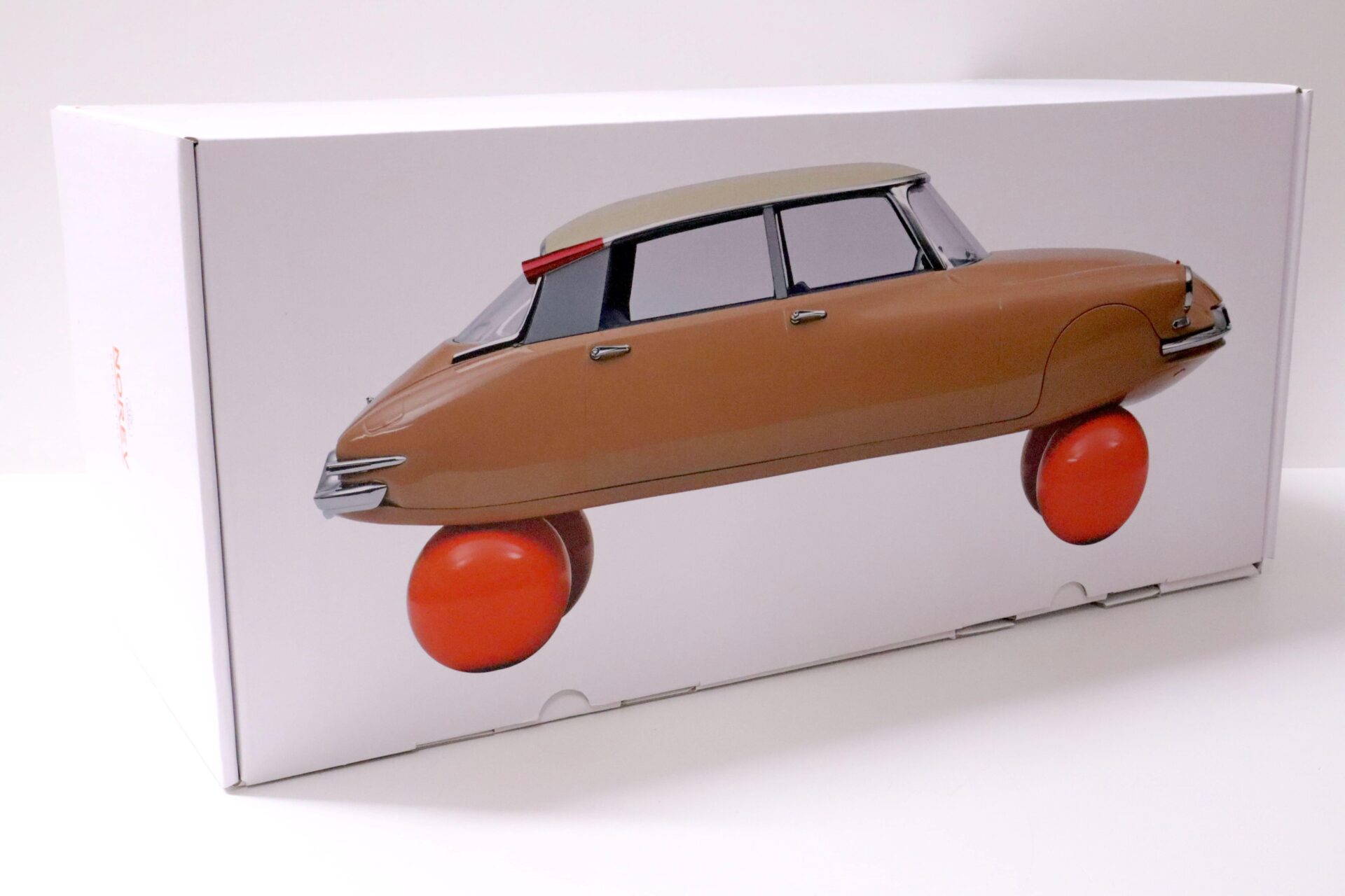 1:12 Norev Citroen DS 19 Sur Ballons 1959 brown/ beige Ecaille Blonde