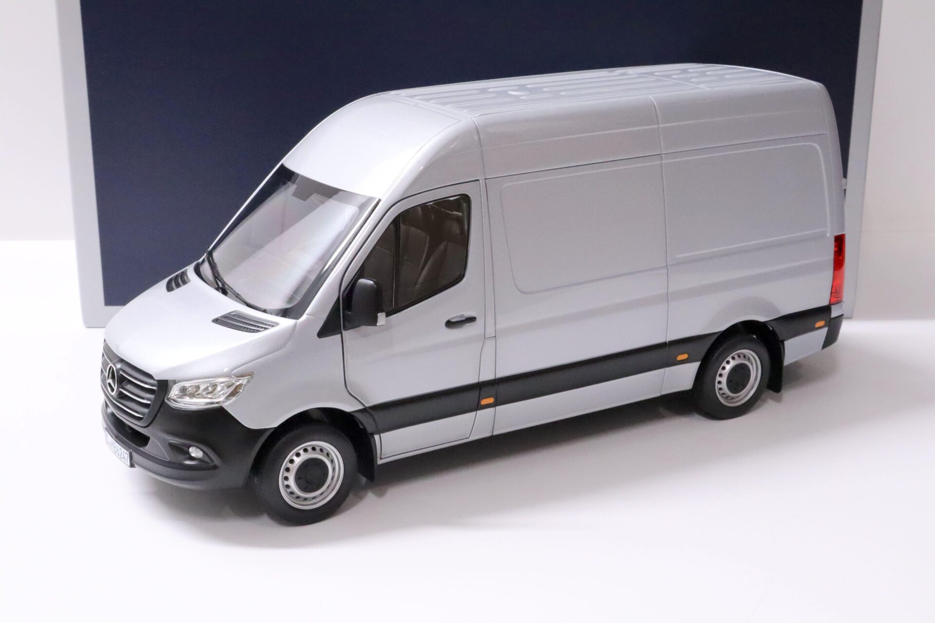 1:18 Norev Mercedes Sprinter Kasten 2018 silver metallic