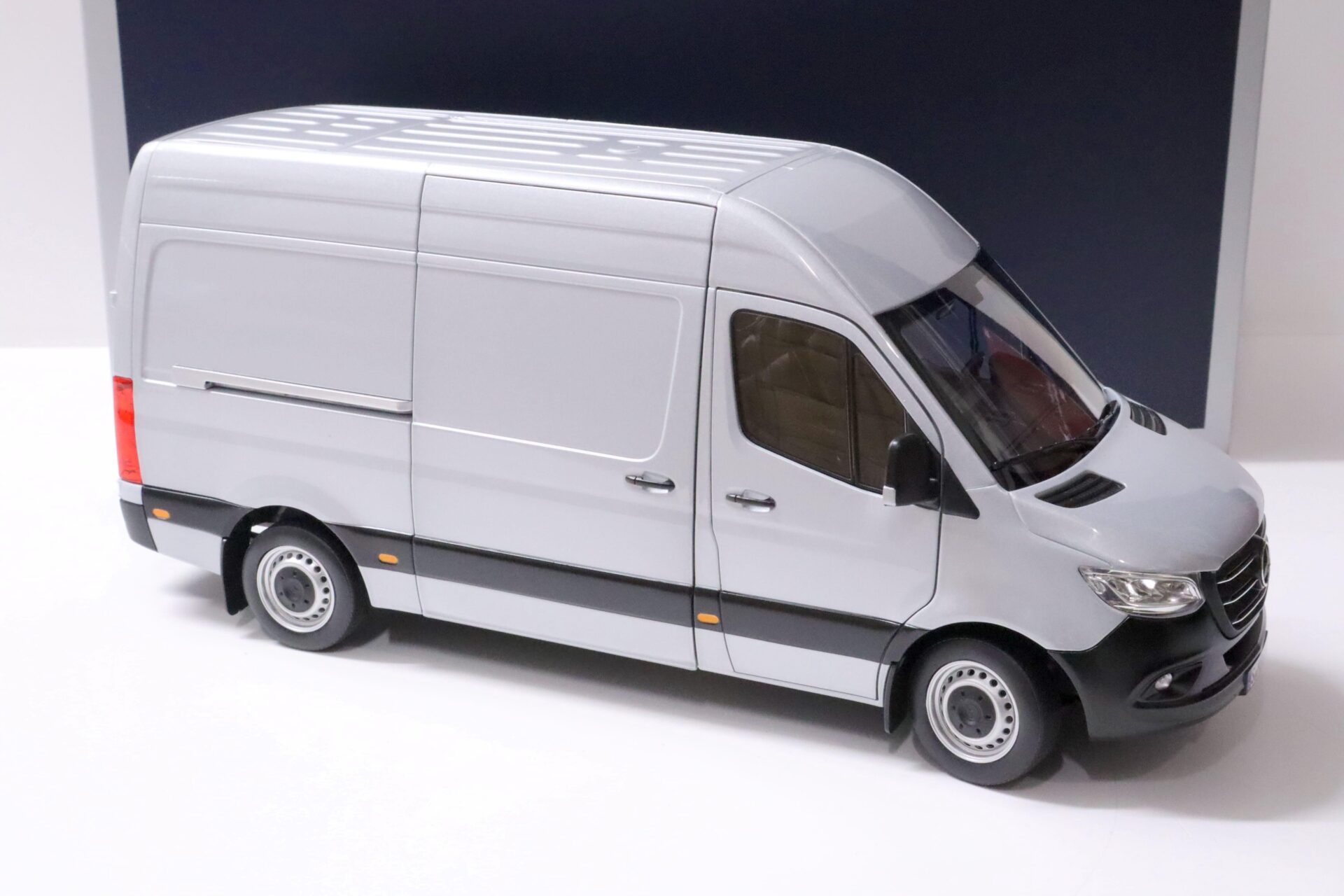 1:18 Norev Mercedes Sprinter Kasten 2018 silver metallic