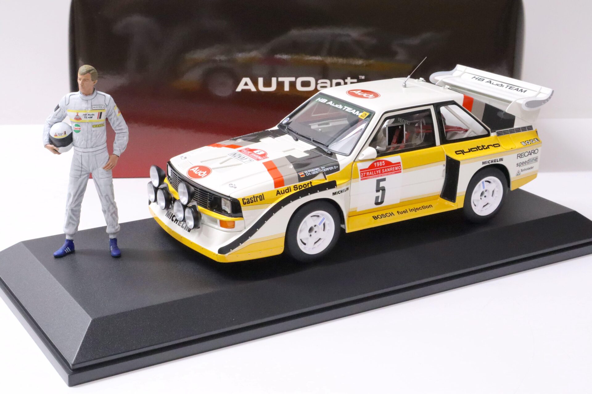 1:18 AUTOart Audi Sport Quattro S1 San Remo #5 Röhrl Sonderset Figur + Vitrine