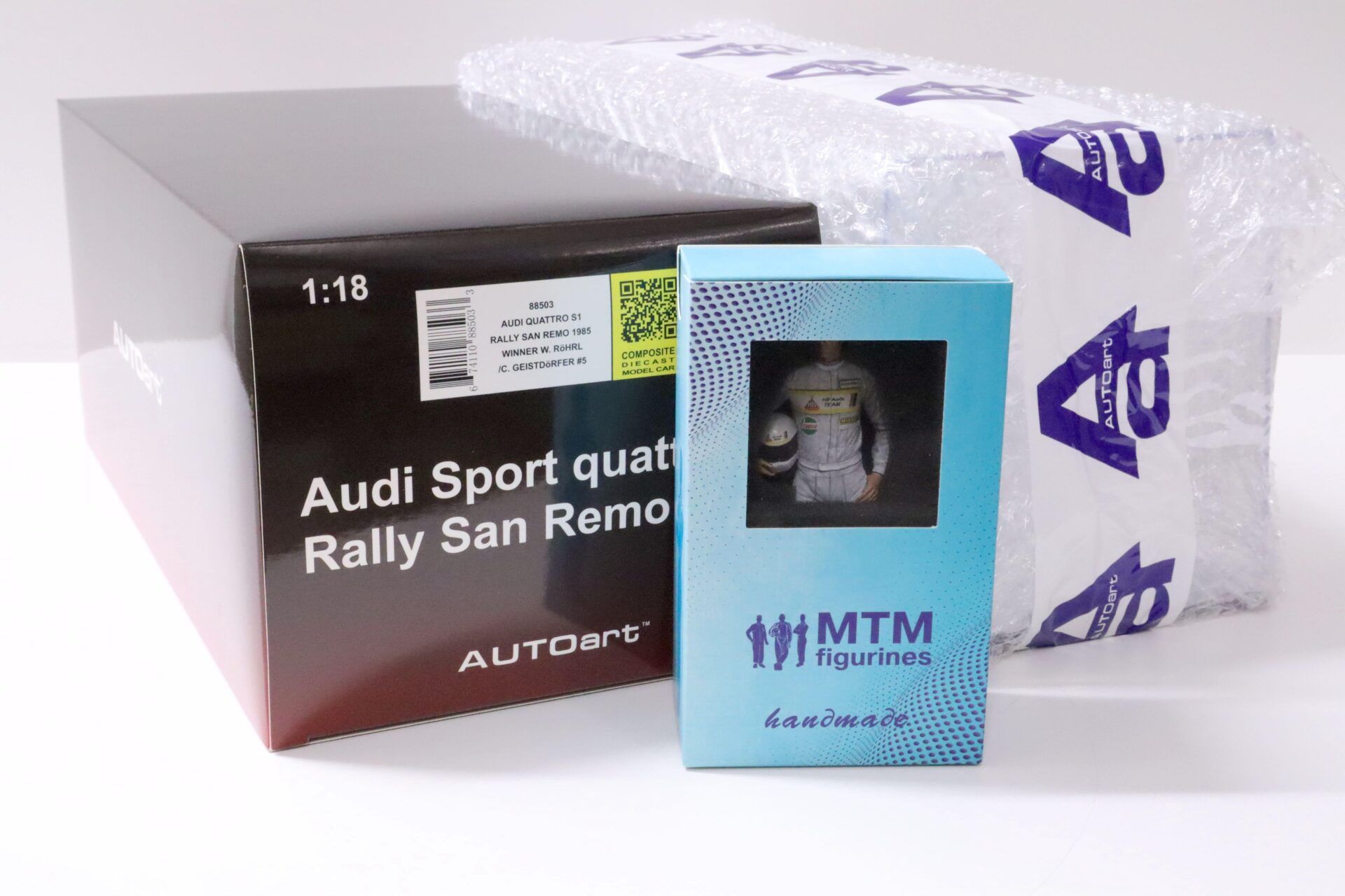 1:18 AUTOart Audi Sport Quattro S1 San Remo #5 Röhrl Sonderset Figur + Vitrine