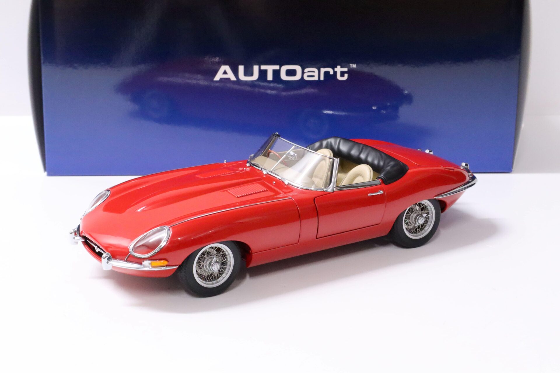 1:18 AUTOart Jaguar E-Type Roadster Series I 3.8 Carmen red