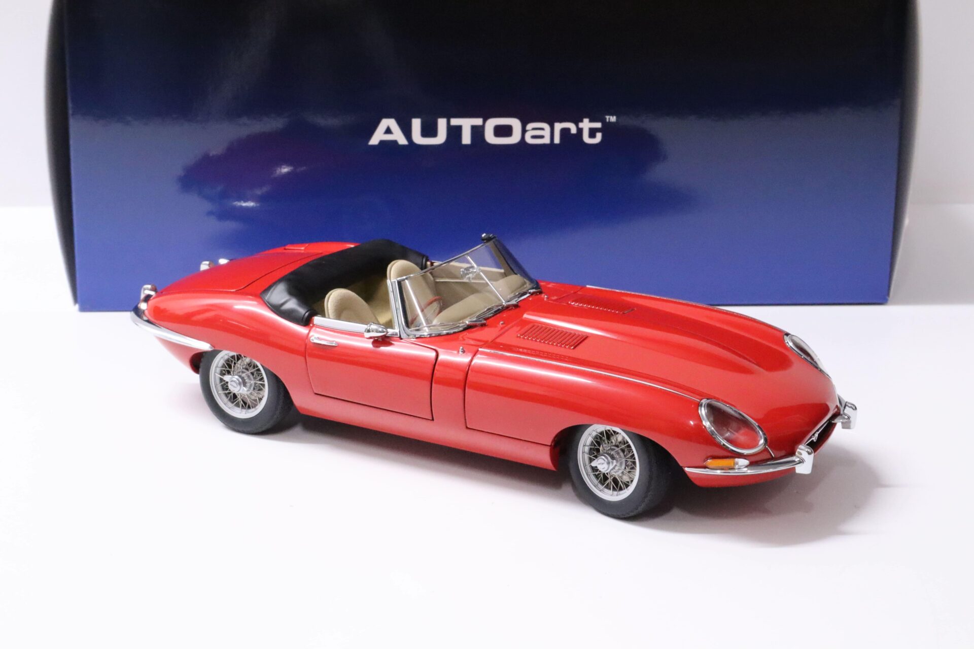 1:18 AUTOart Jaguar E-Type Roadster Series I 3.8 Carmen red