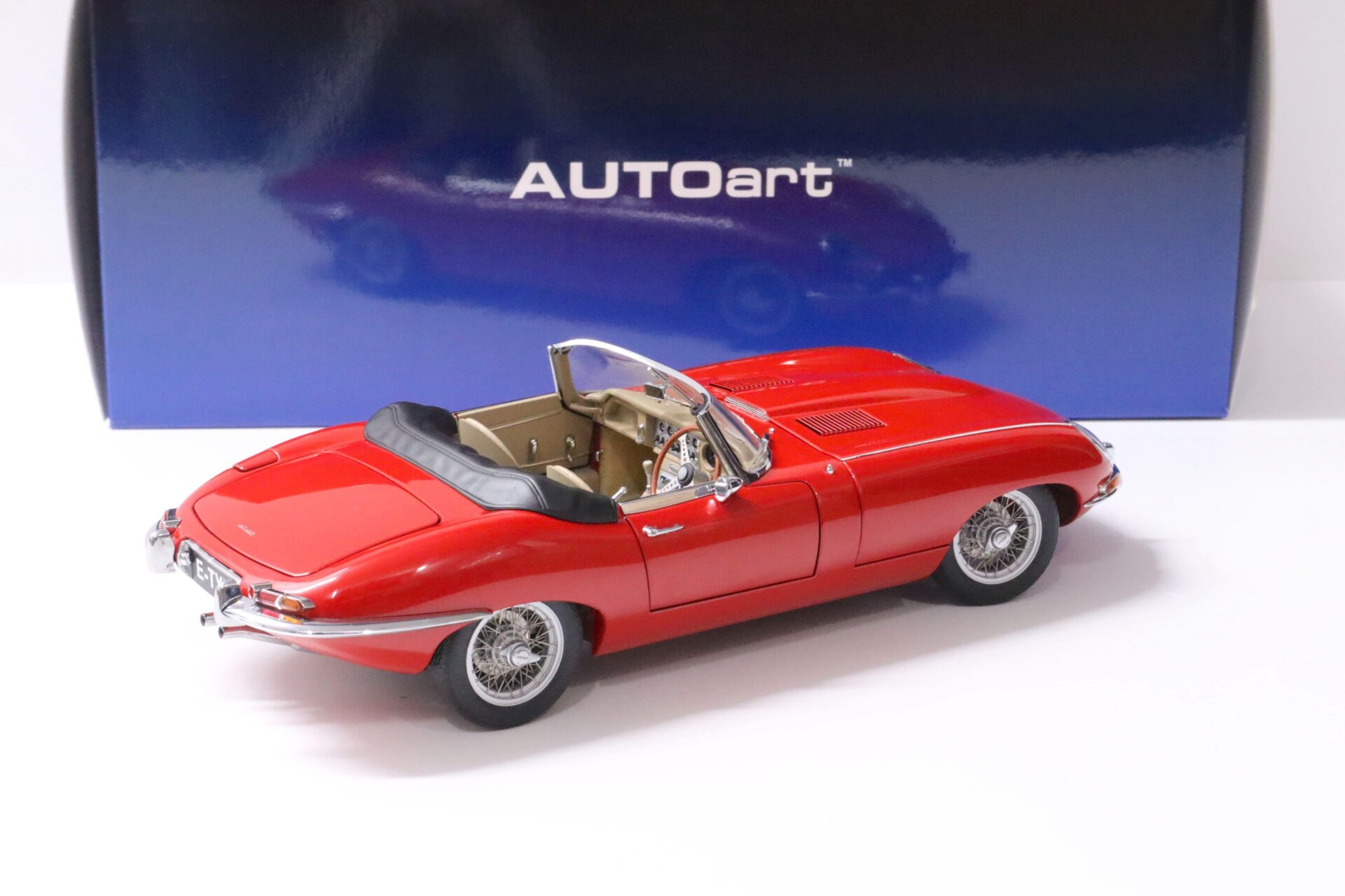 1:18 AUTOart Jaguar E-Type Roadster Series I 3.8 Carmen red