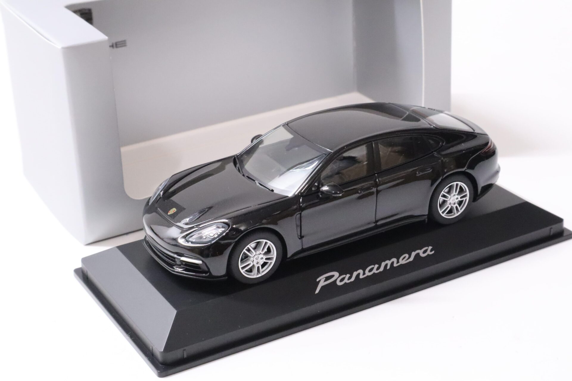 ID 61056 orig.jpg 1:43 Herpa Porsche Panamera (G2) black metallic 2017 DEALER VERSION