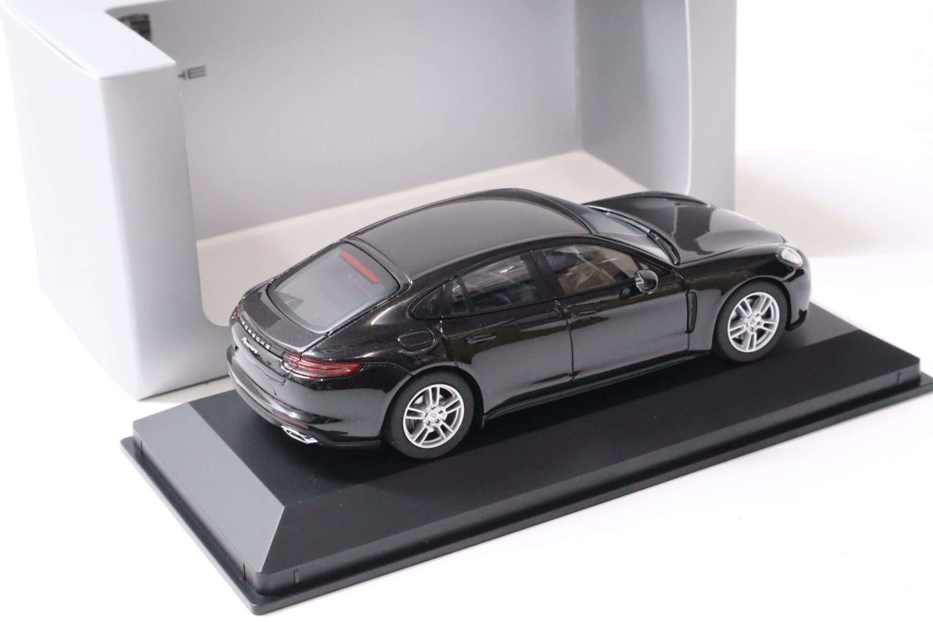 1:43 Herpa Porsche Panamera (G2) black metallic 2017 DEALER VERSION