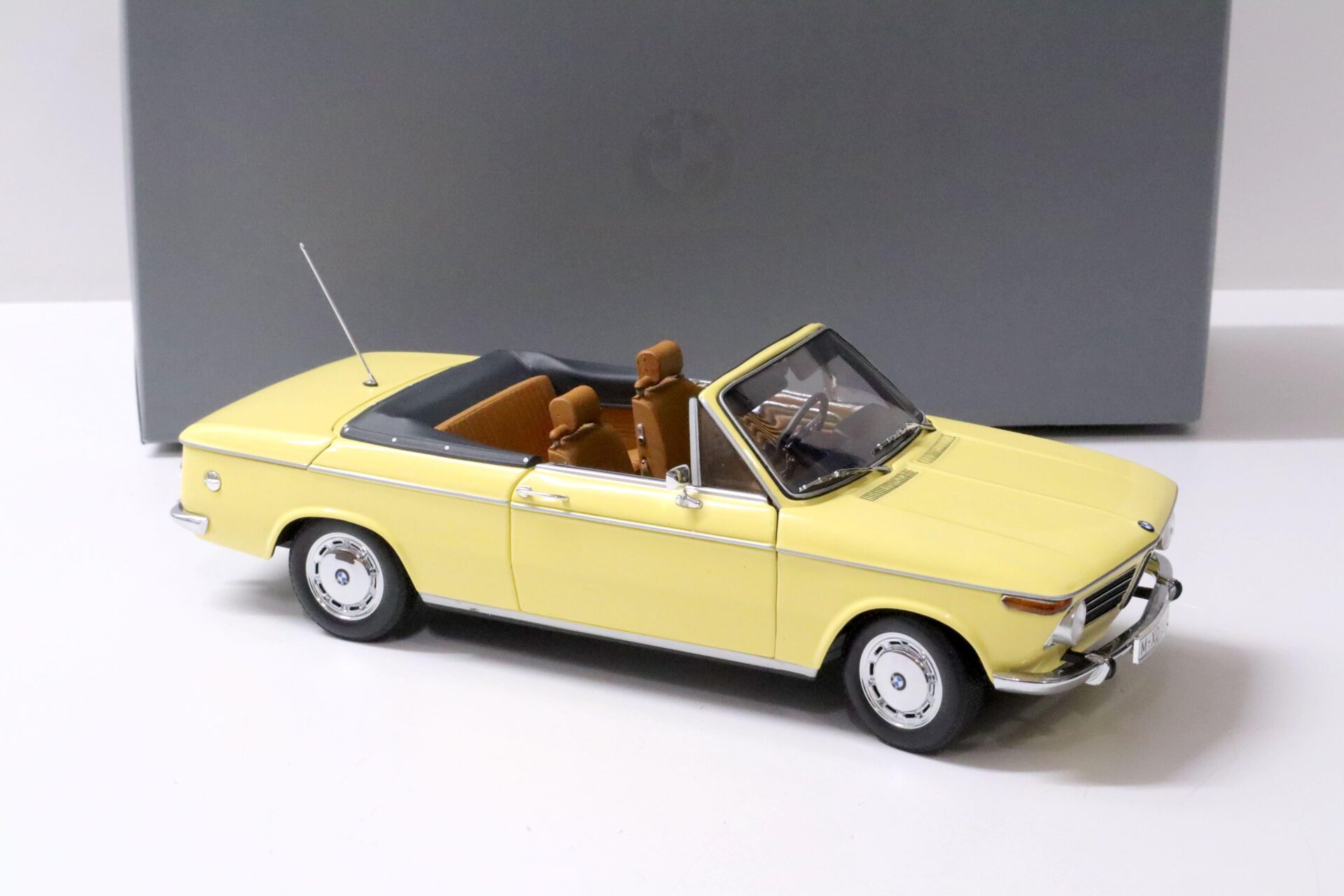 1:18 Minichamps BMW 2002 Cabrio Convertible yellow DEALER VERSION