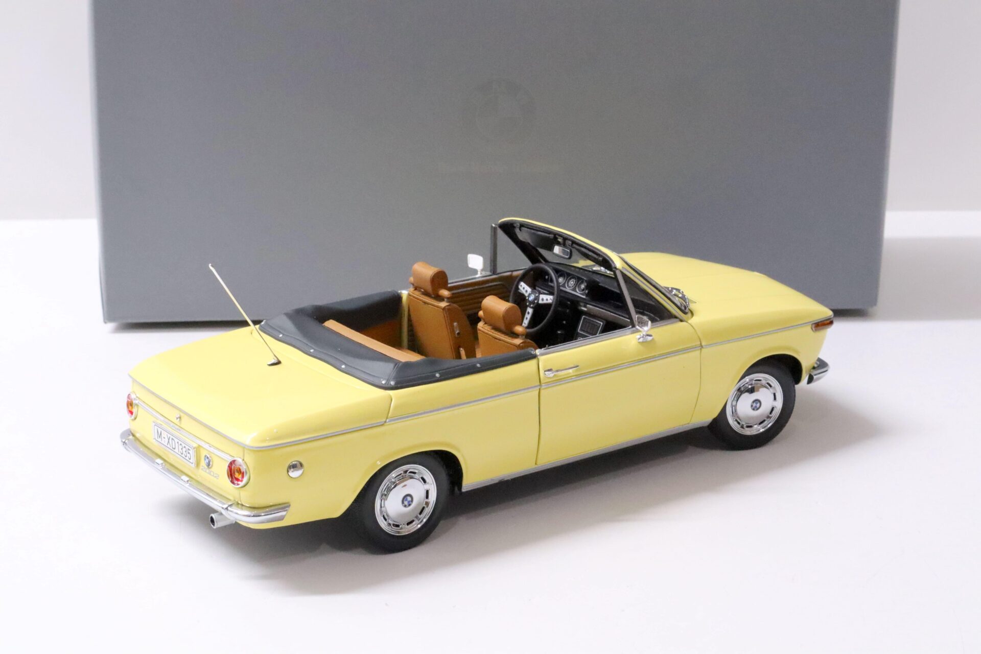 1:18 Minichamps BMW 2002 Cabrio Convertible yellow DEALER VERSION