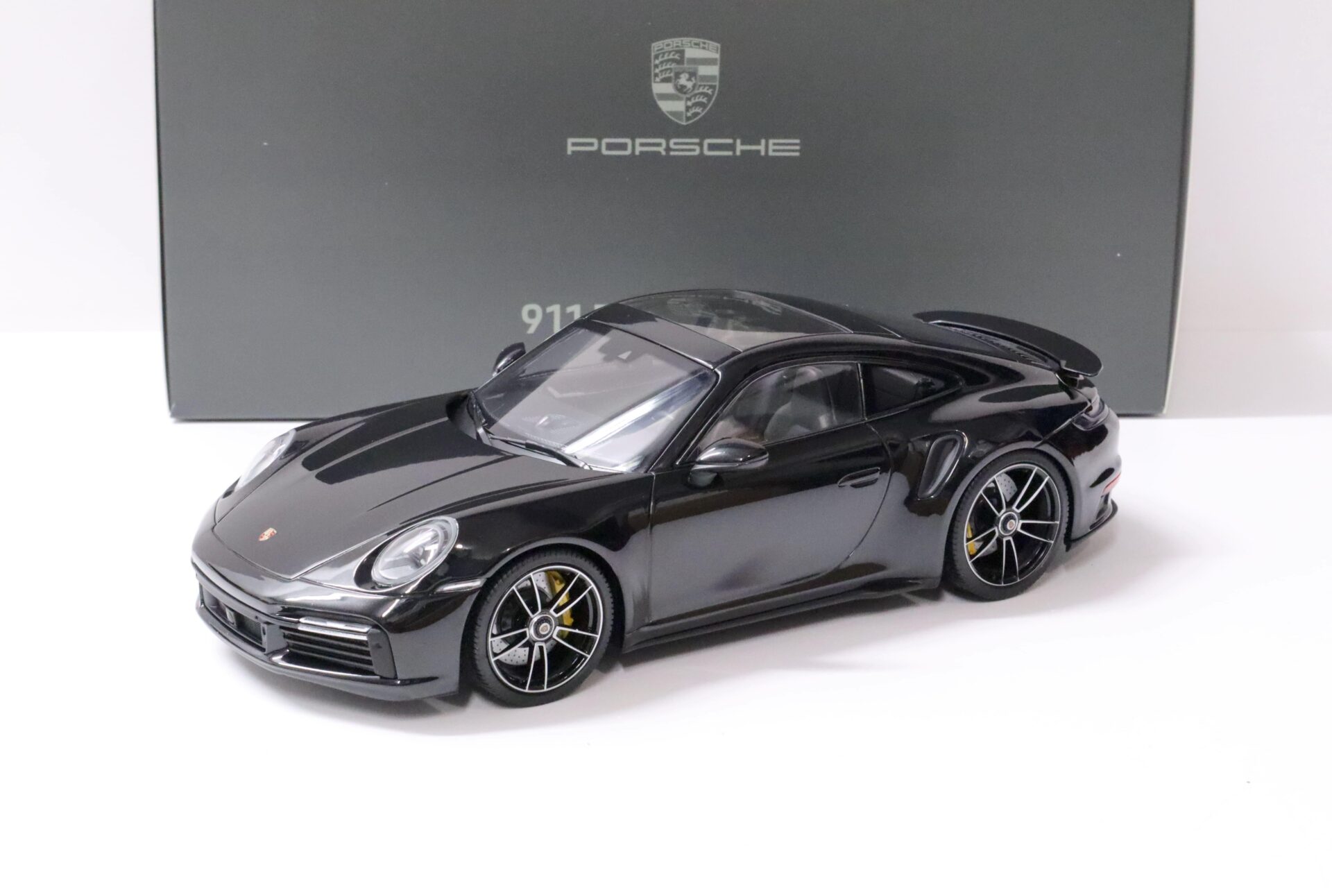 ID 61285 orig 1.jpg 1:18 Minichamps Porsche 911 (992) Turbo S Coupe deep black DEALER VERSION
