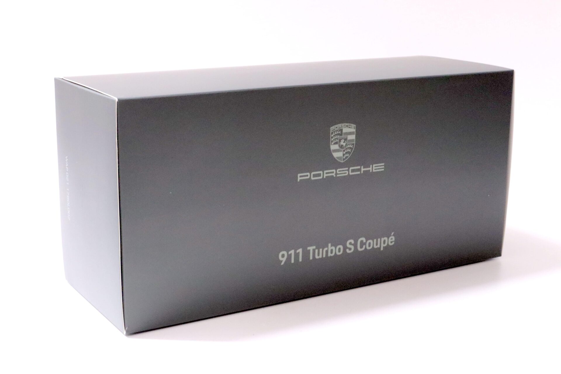 1:18 Minichamps Porsche 911 (992) Turbo S Coupe deep black DEALER VERSION