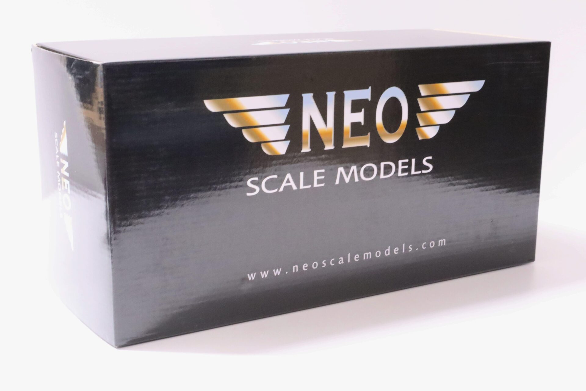 1:18 NEO Cadillac Series 62 Club Coupe Sedanette 1949 dark red