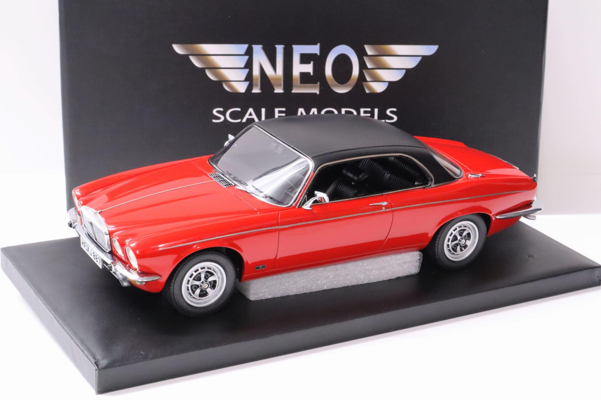 1:18 NEO Daimler Double Six Coupe 1979 red/ black roof