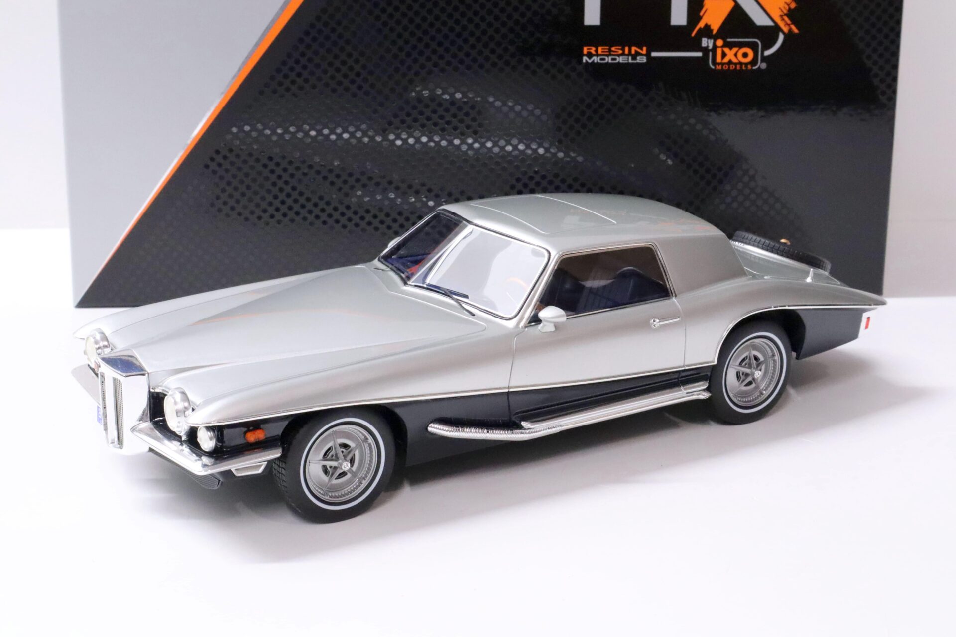1:18 PremiumX Stutz Blackhawk Coupe 2-Tones silver/ black 1971