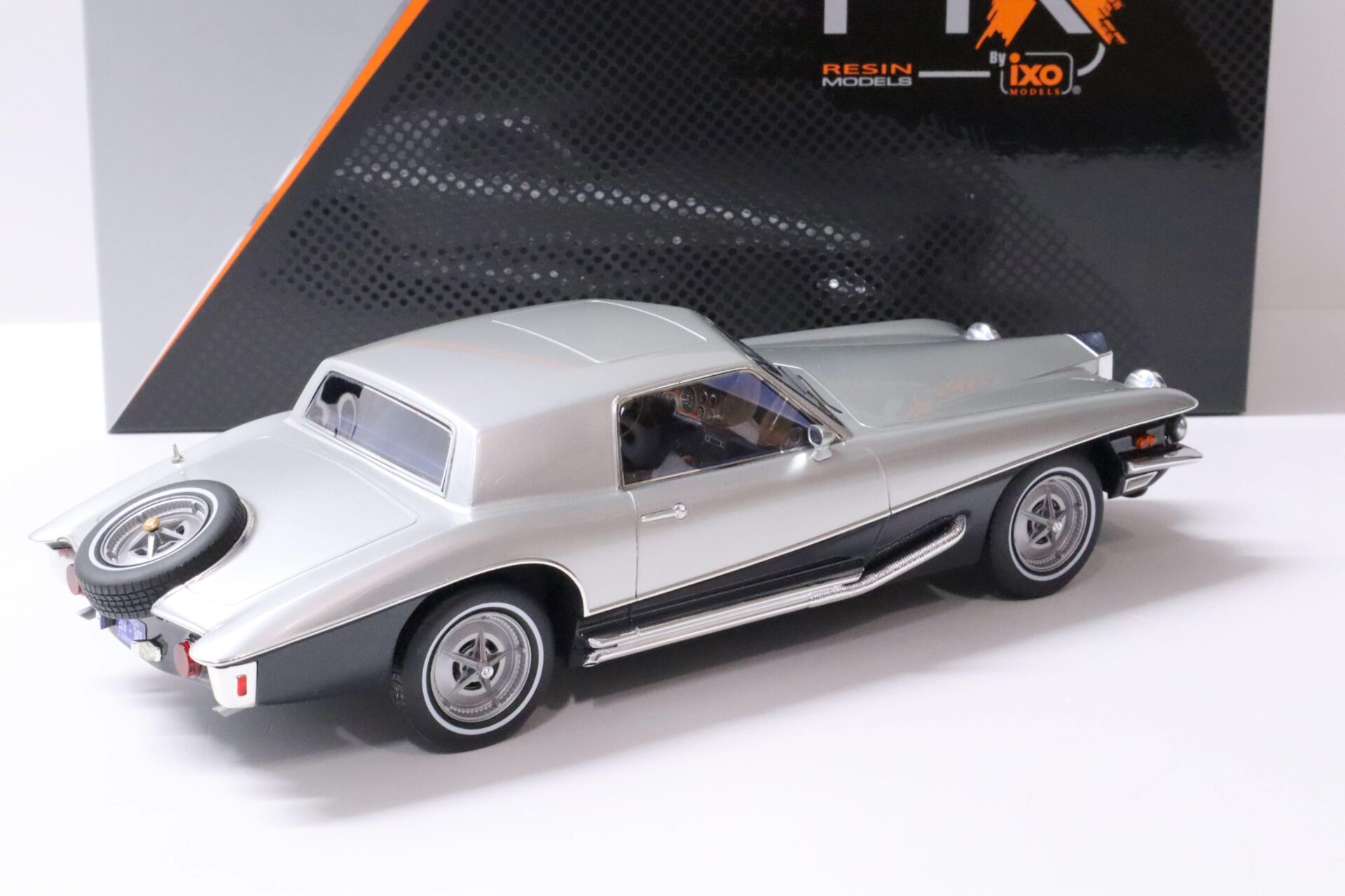 1:18 PremiumX Stutz Blackhawk Coupe 2-Tones silver/ black 1971